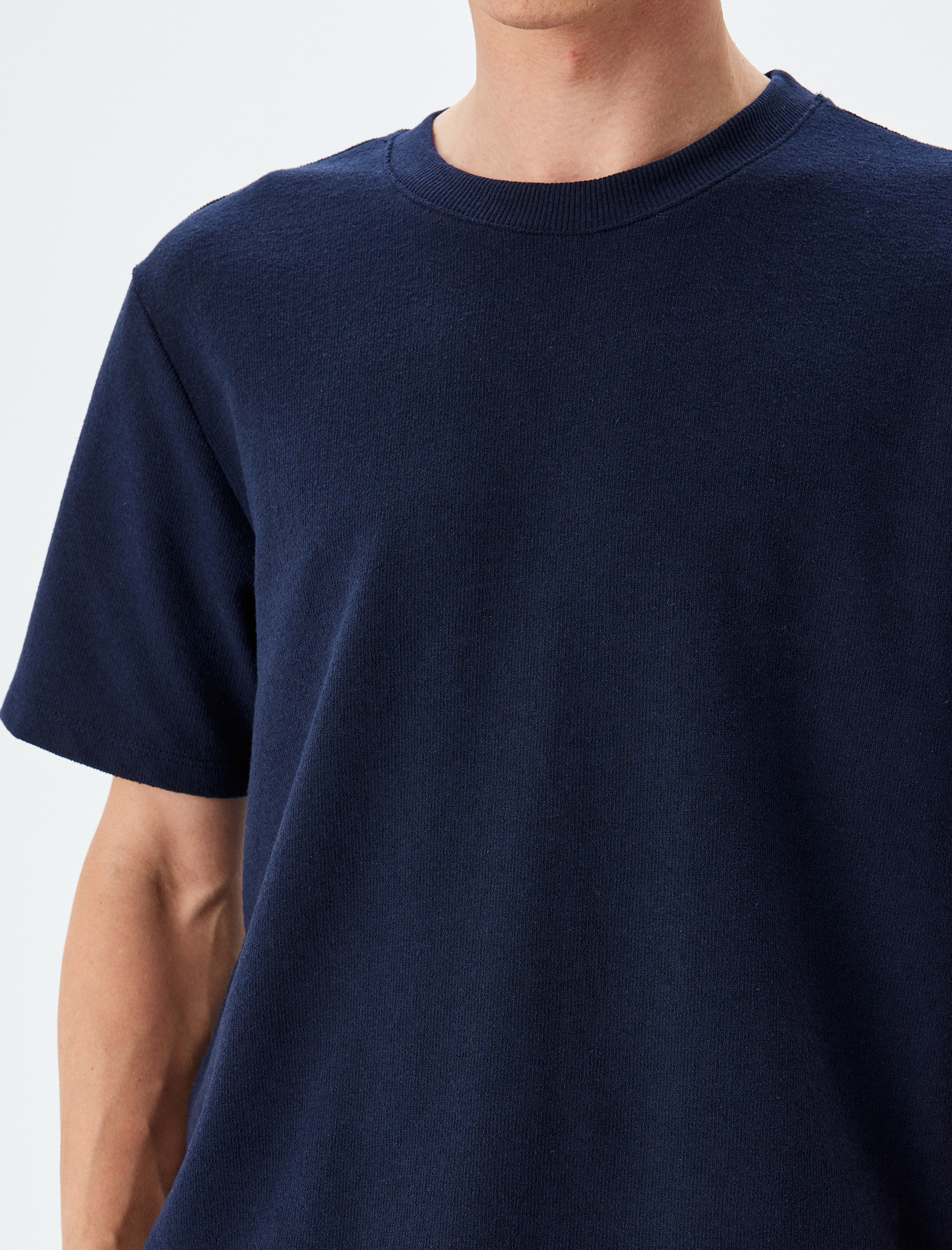Bisiklet Yaka Regular Fit Kısa Kollu Tok Kumaş Etiket Detaylı Basic Tişört