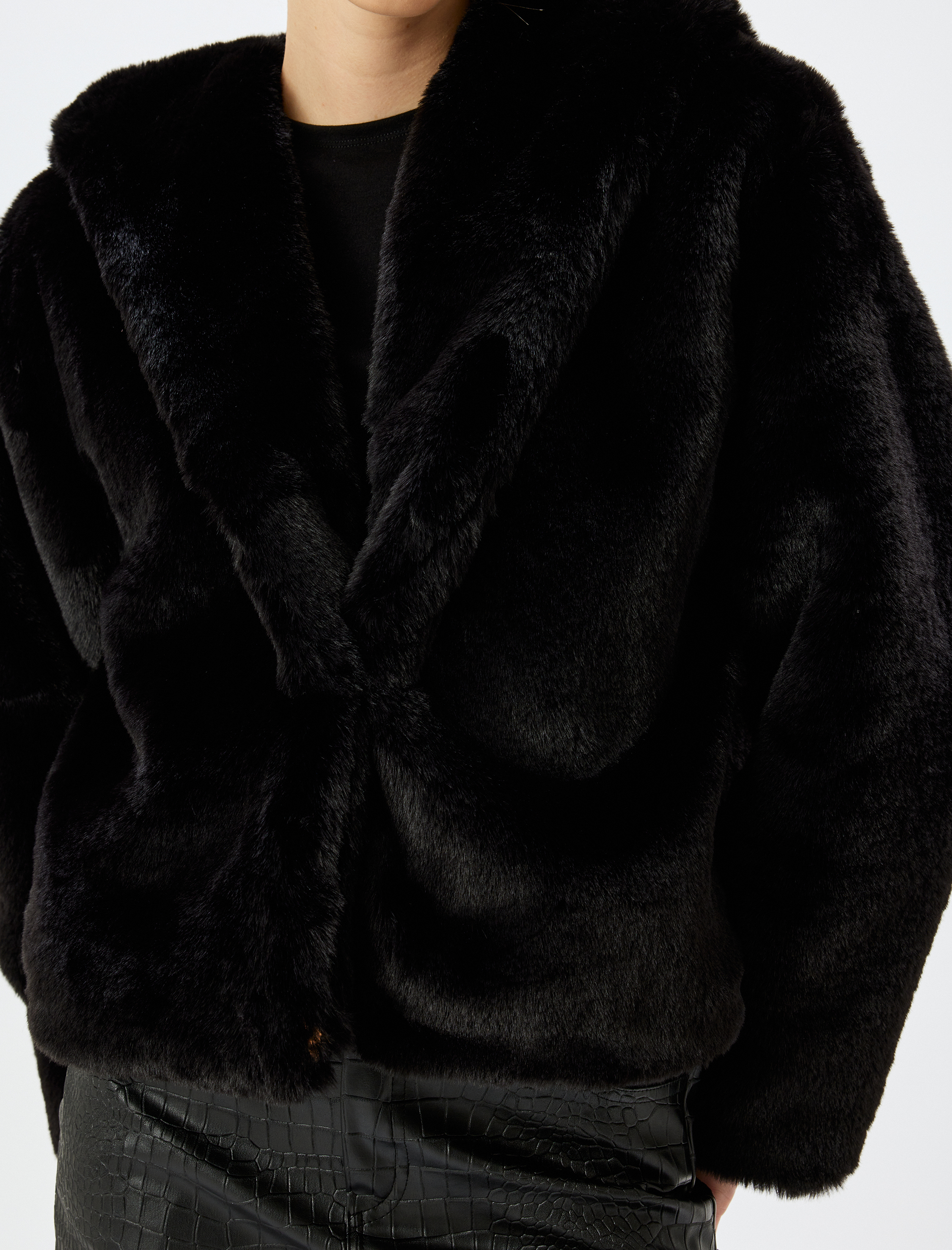   Kapşonlu Tek Düğmeli Astarlı Suni Kürk Crop Ceket