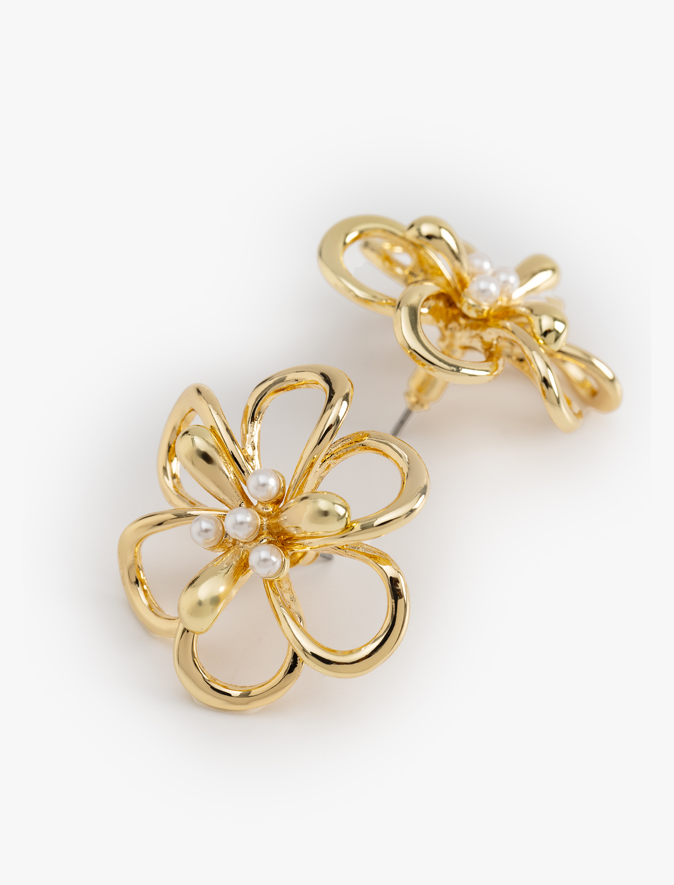  Kadın İnci Detaylı Çiçek Küpe