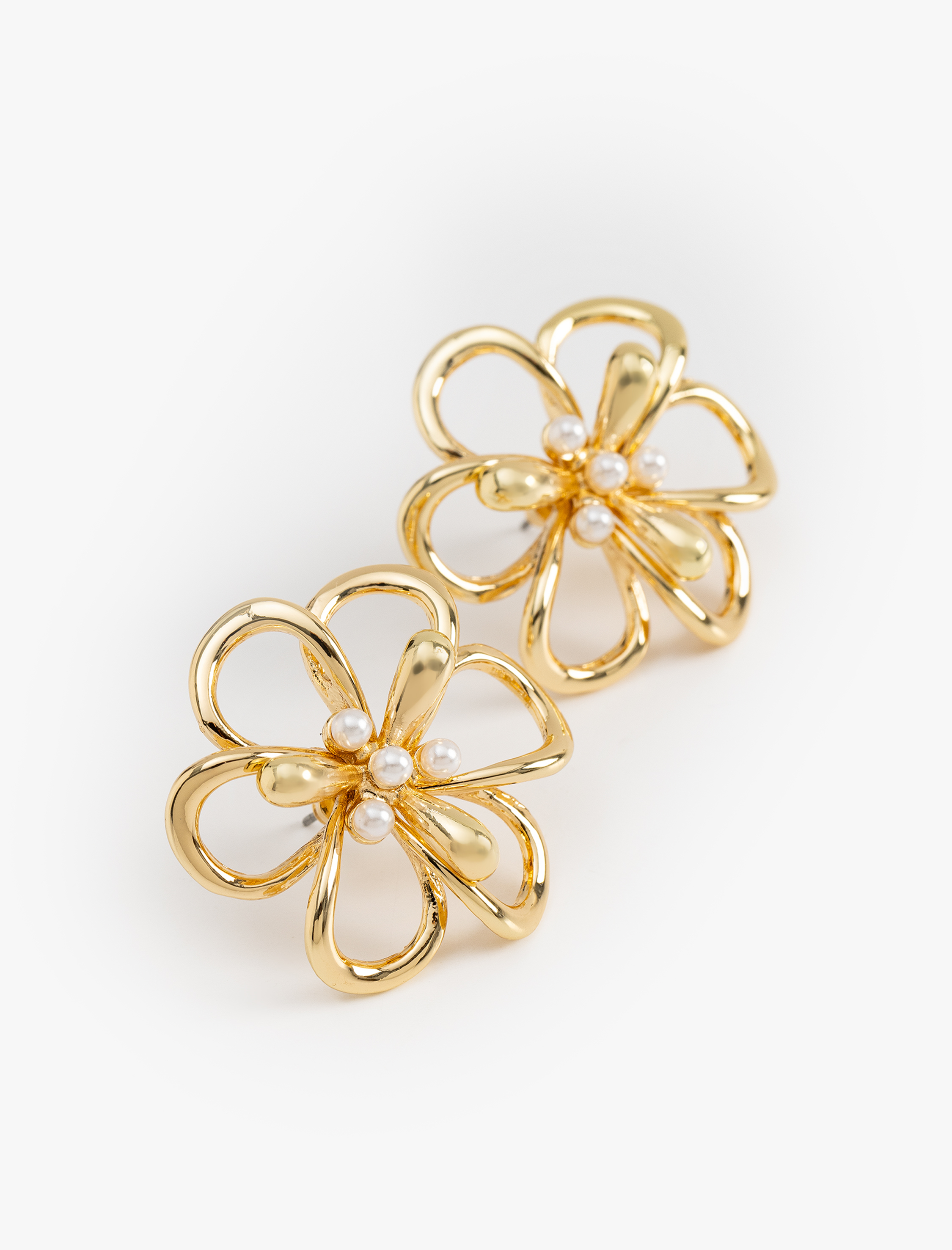  Kadın İnci Detaylı Çiçek Küpe