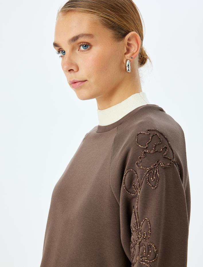  Koton X Şahika Ercümen - Üç İplik Bisiklet Yaka Taşlı Oversize Sweatshirt