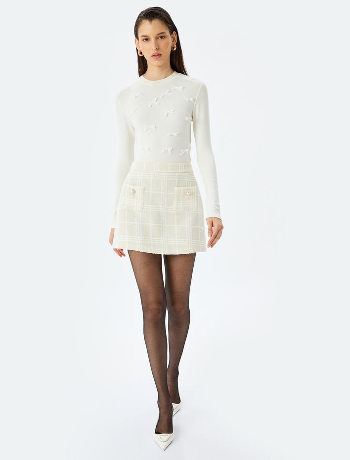  Koton X Sibil Çetinkaya - Fiyonk Aplike Detaylı Viskon Slim Fit Bisiklet Yaka Uzun Kollu Tişört