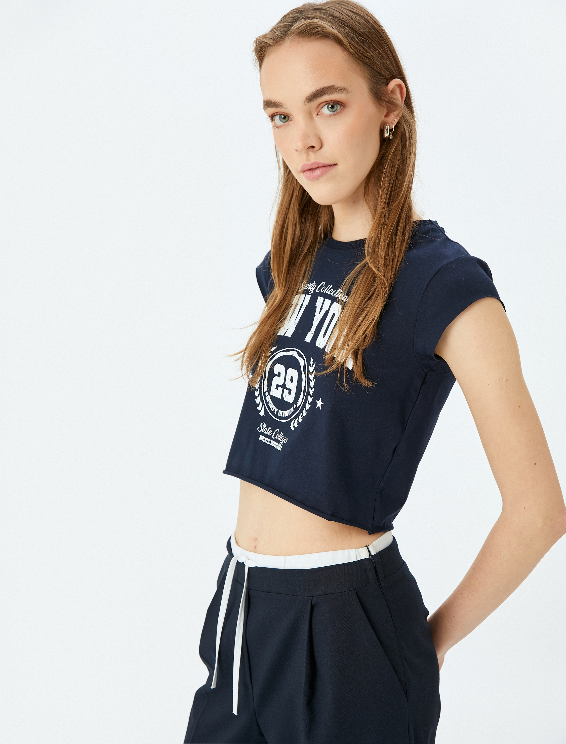   Kolej Baskılı Bisiklet Yaka Kısa Kollu Crop Tişört