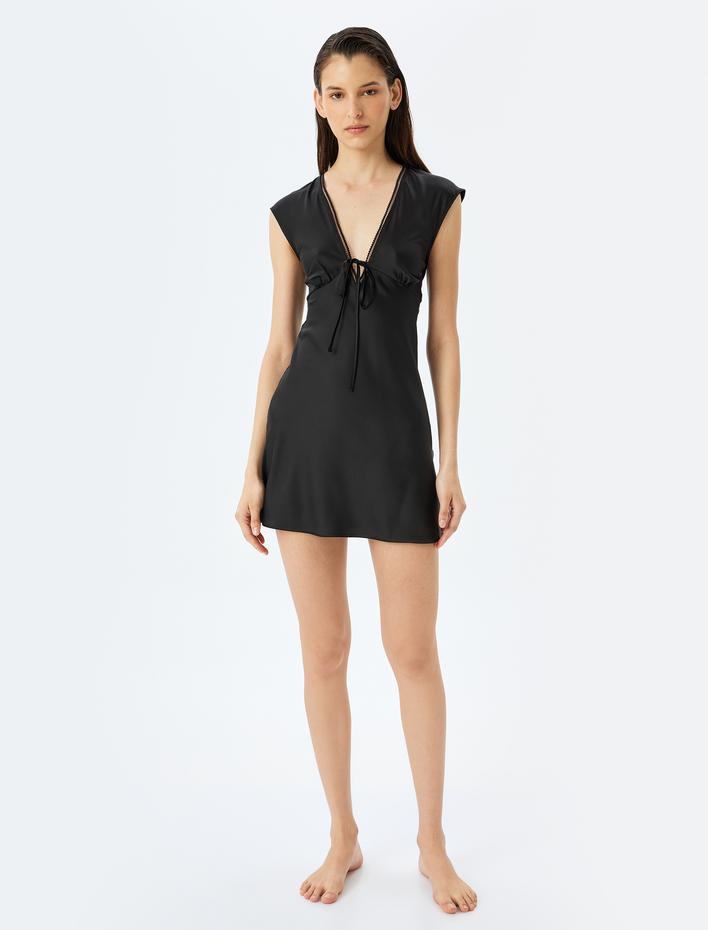  Önden Bağlama Detaylı  V Yaka Kolsuz Mini Saten Gecelik