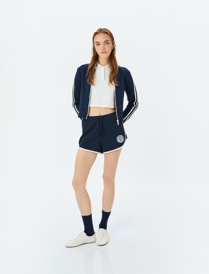 Biyeli Beli Bağcıklı Kolej Nakışlı Mini Şort