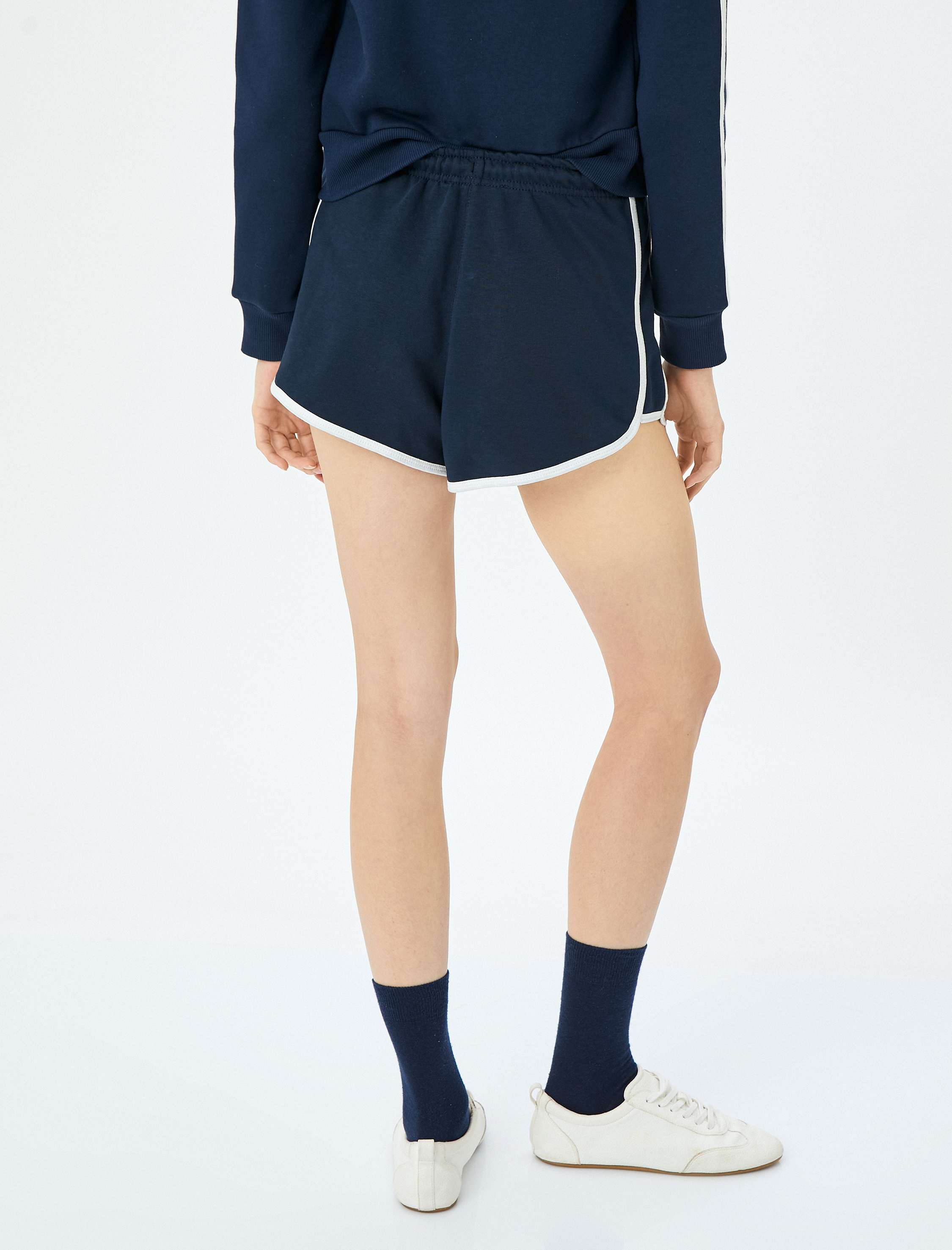   Biyeli Beli Bağcıklı Kolej Nakışlı Mini Şort