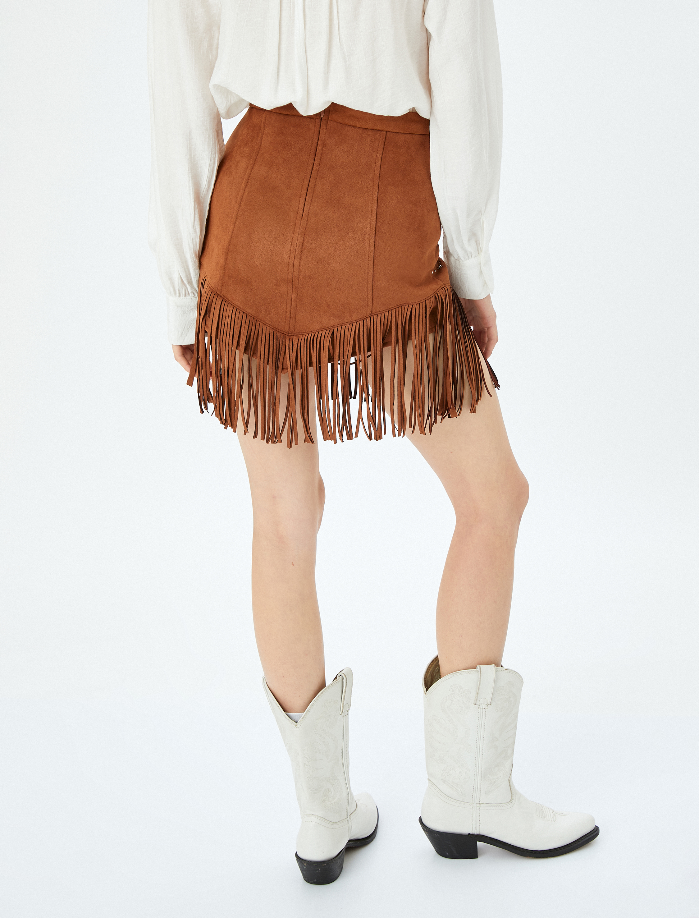   Süet Görünümlü Metal Boncuk Detaylı Püsküllü Mini Etek