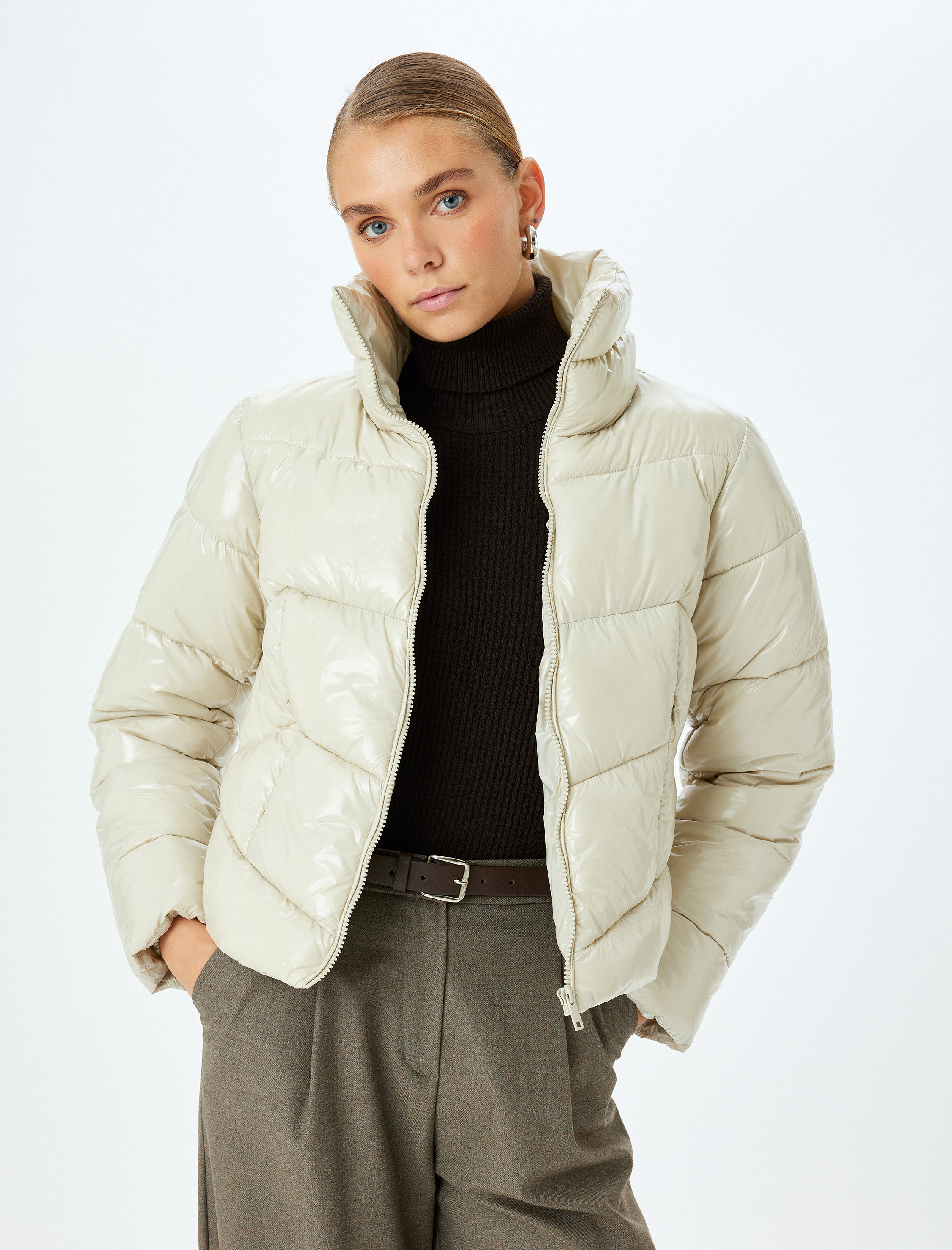   Su İtici Dik Yaka Fermuarlı Cepli Parlak Kısa Şişme Mont