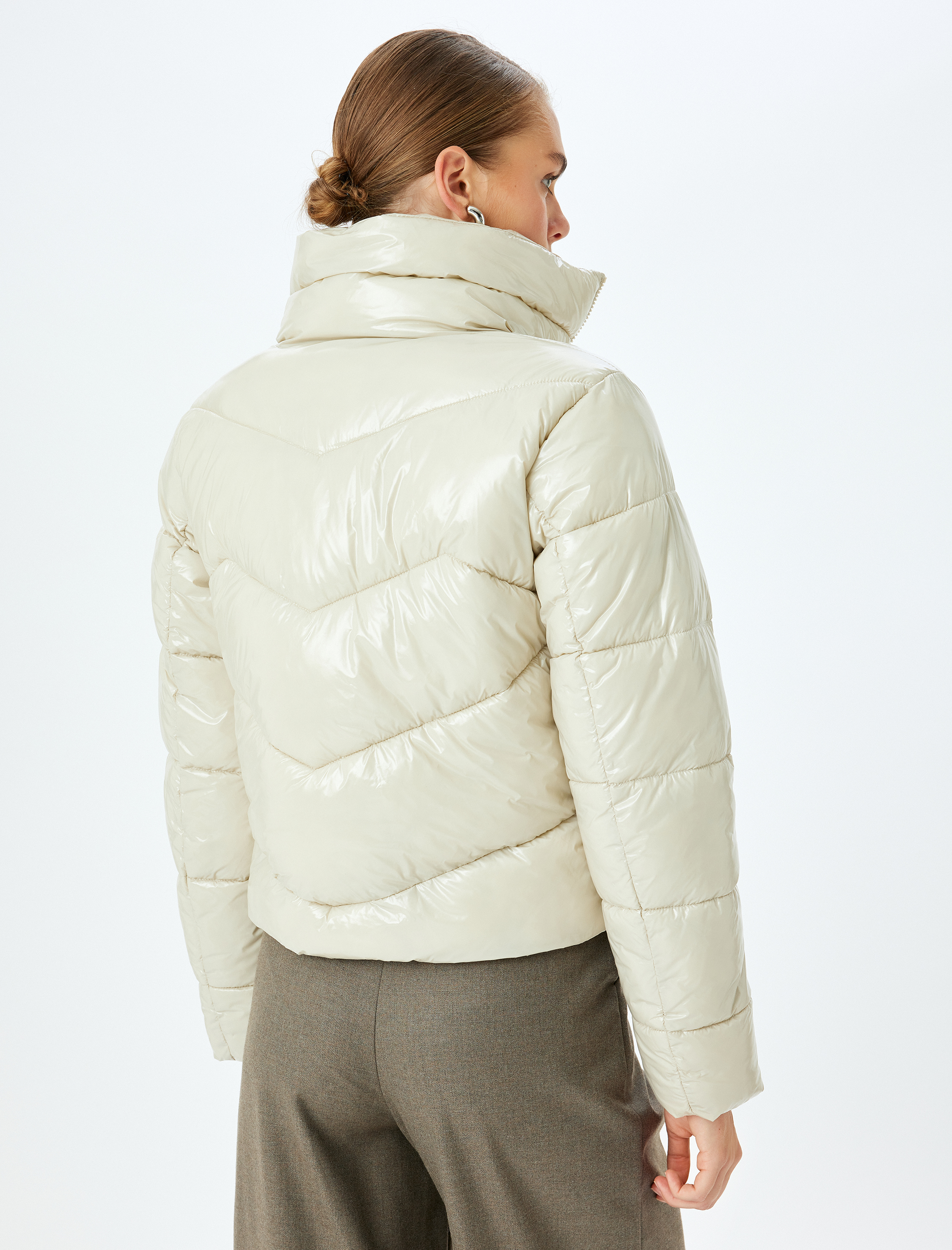   Su İtici Dik Yaka Fermuarlı Cepli Parlak Kısa Şişme Mont