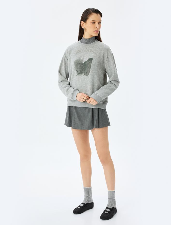  Koton X Şahika Ercümen - Nakış Detaylı Baskılı Uzun Kollu Oversize Sweatshirt