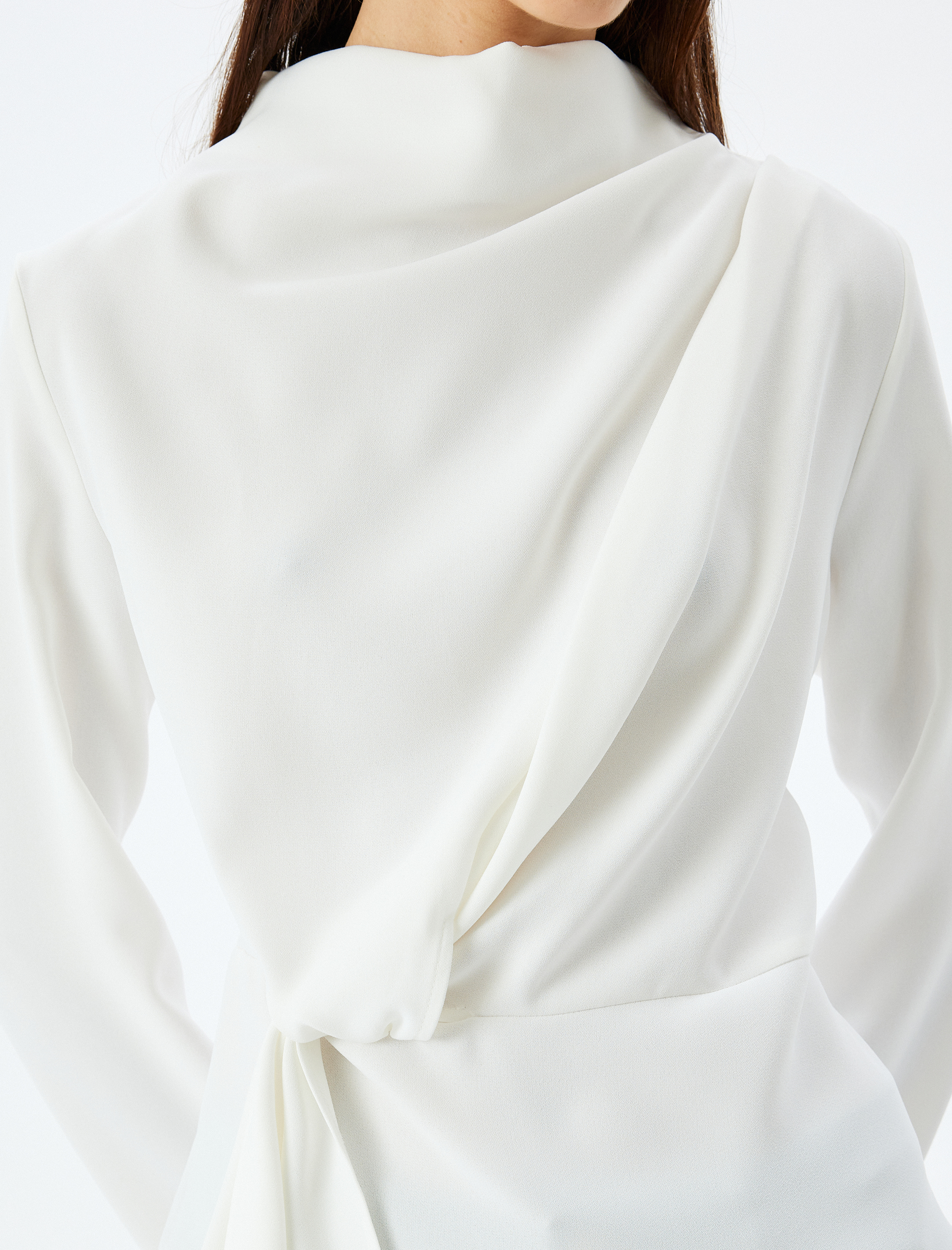 Dik Yaka Uzun Kollu Bağlama Detaylı Bluz