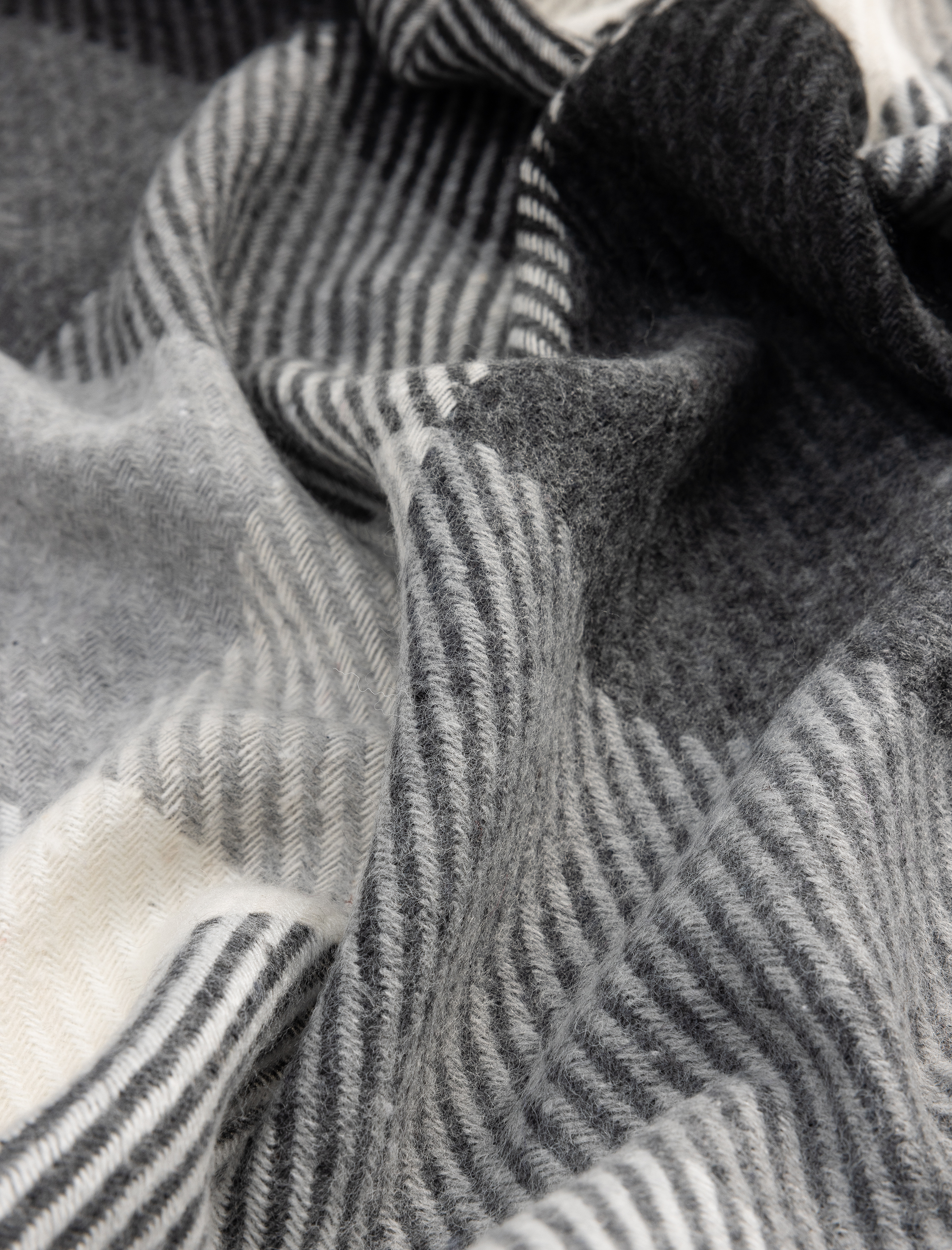 Kadın Ekoseli Püsküllü Uzun Atkı