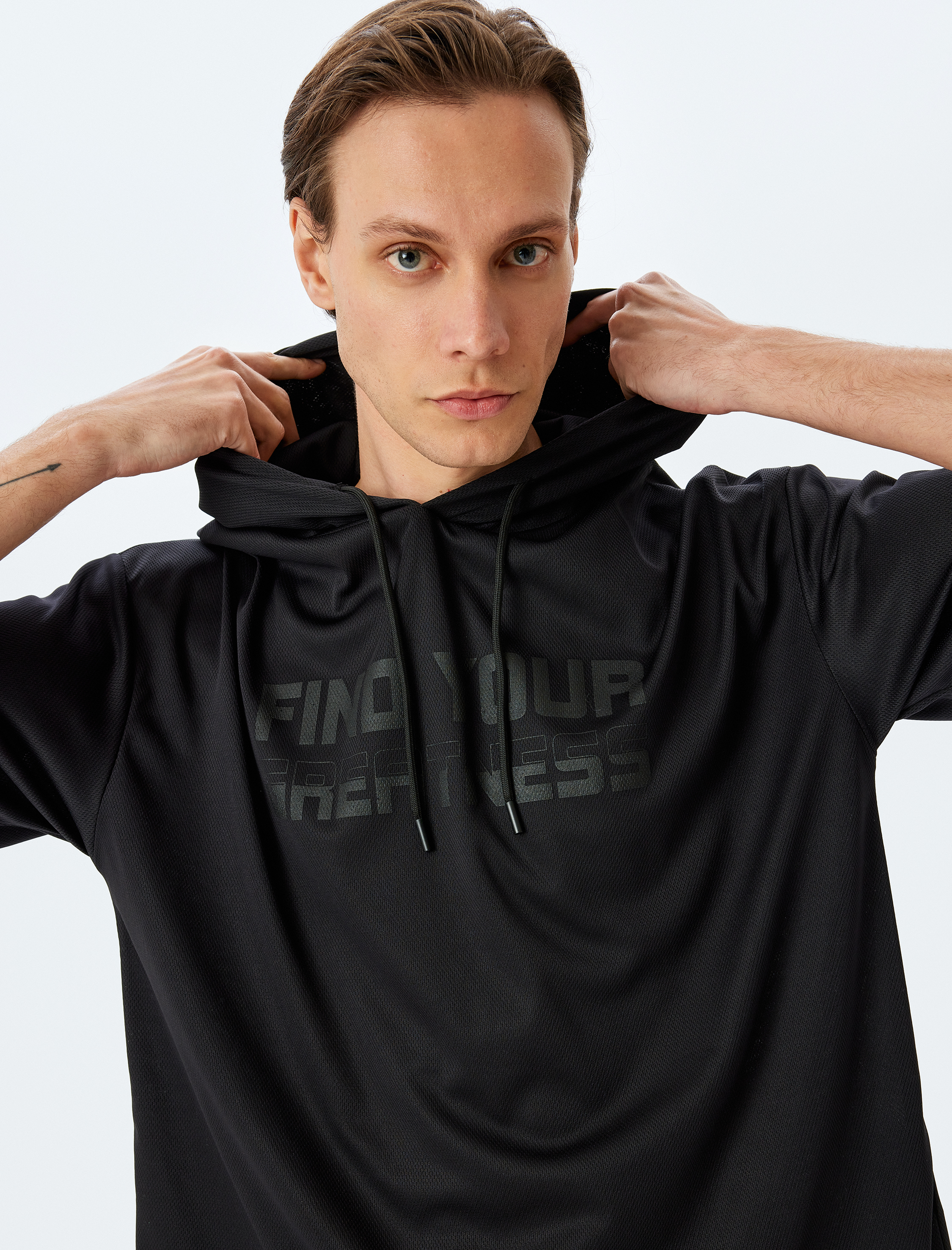 Koton Erkek Slogan Baskılı Yarım Kollu Oversize Kapşonlu Spor Tişört -1
