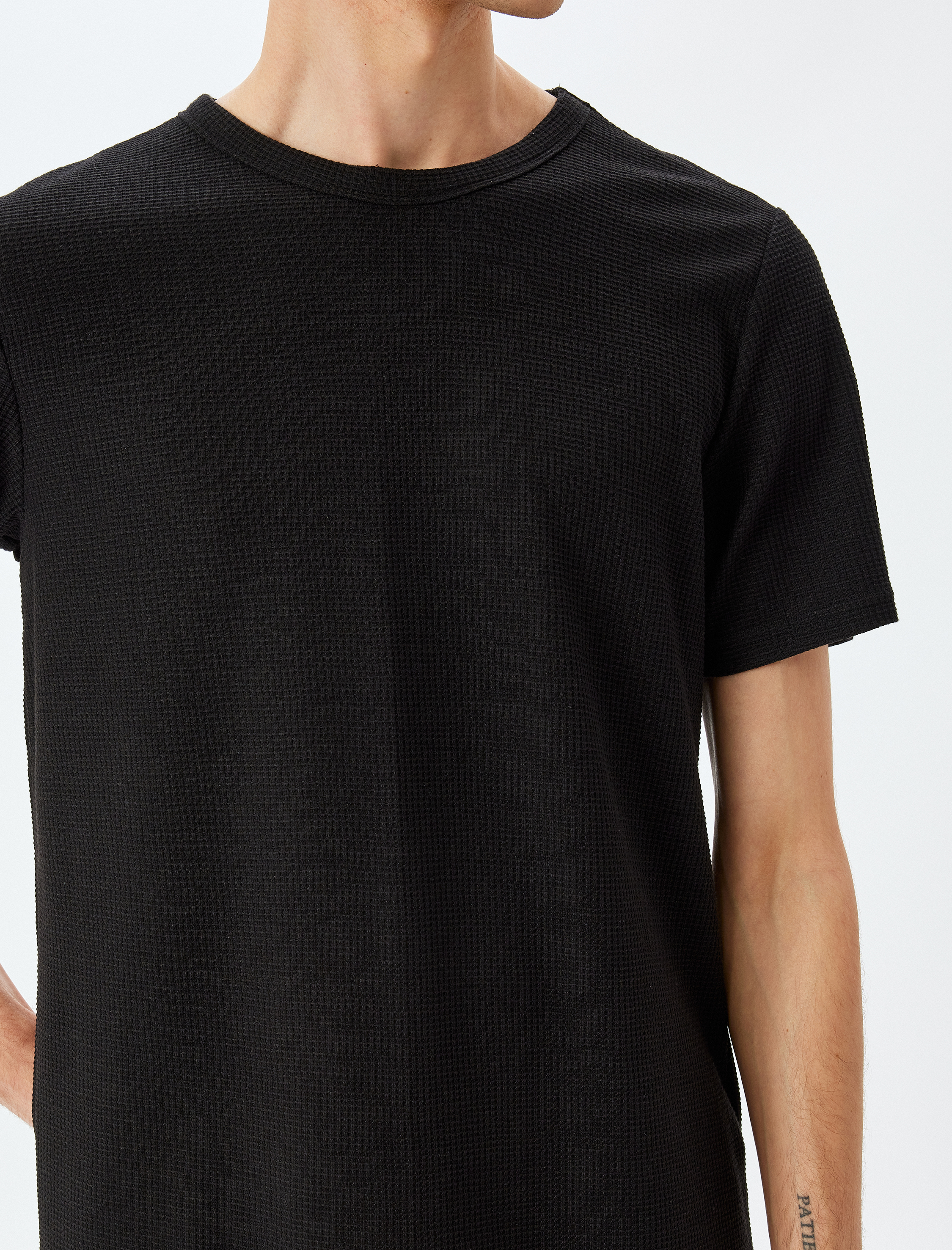   Kısa Kollu Regular Fit Etiket Detaylı Waffle Dokulu Pamuk Karışımlı Bisiklet Yaka Tişört