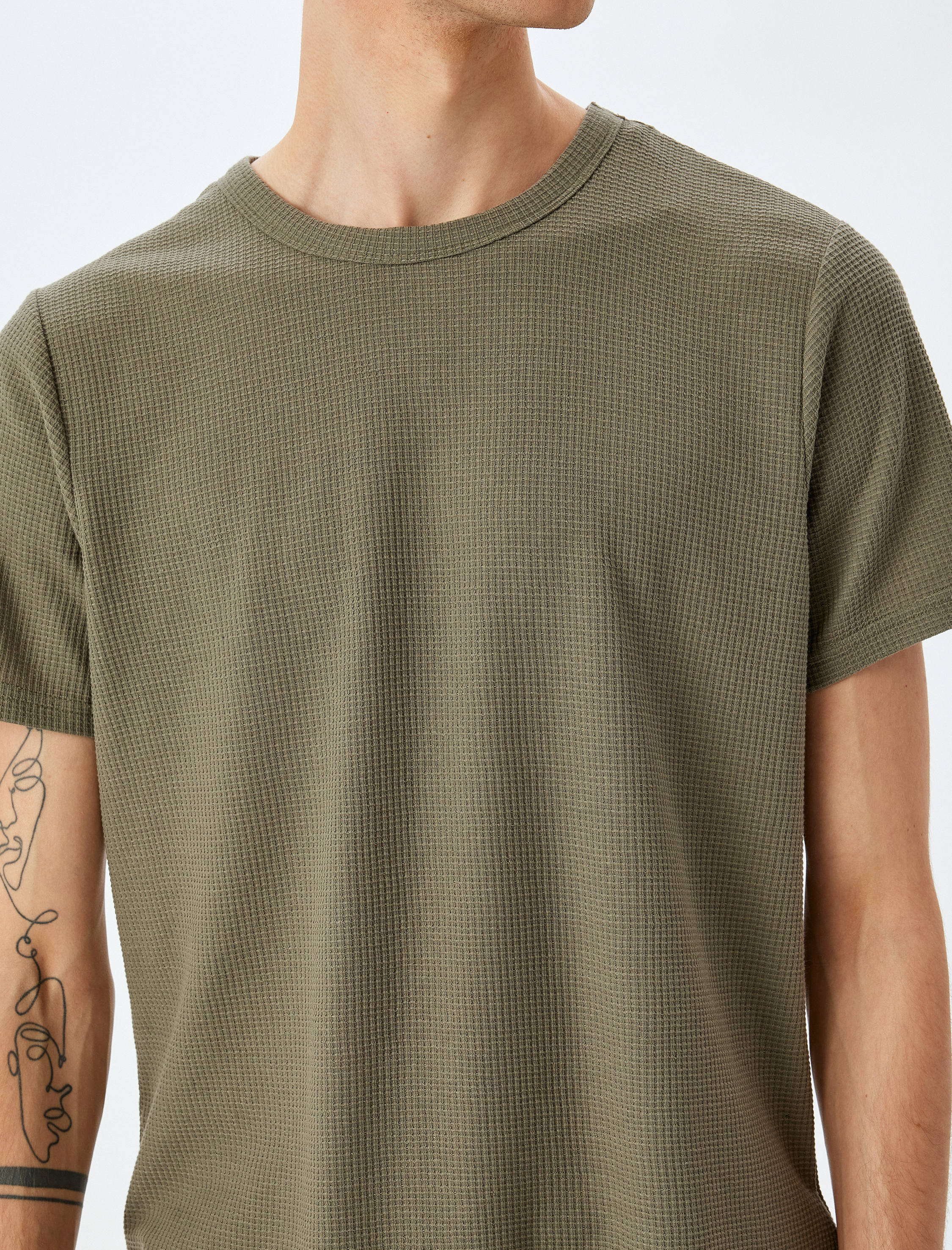   Kısa Kollu Regular Fit Etiket Detaylı Waffle Dokulu Pamuk Karışımlı Bisiklet Yaka Tişört