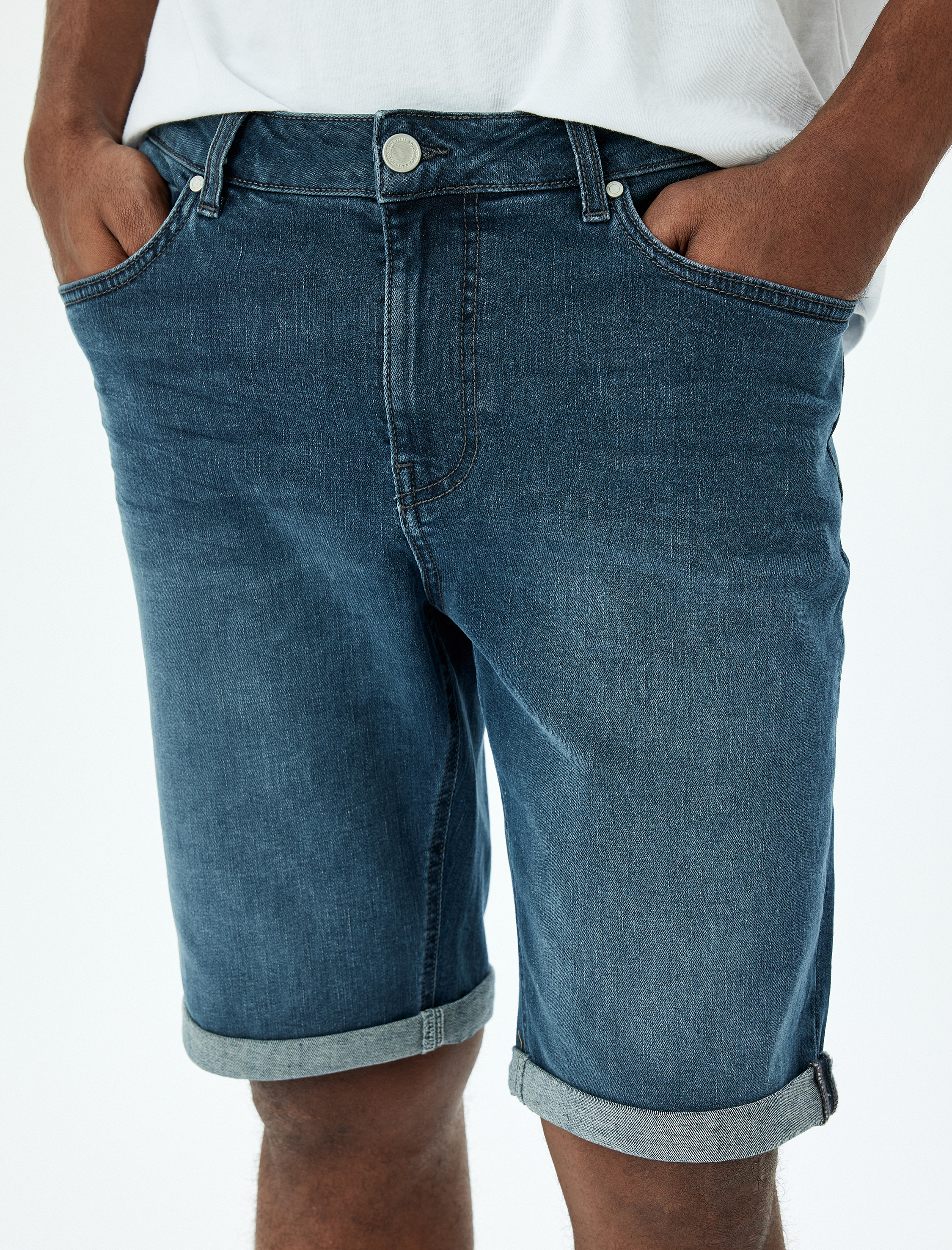   Katlamalı Paçalı Pamuklu Cep Detaylı Slim Fit Kot Şort