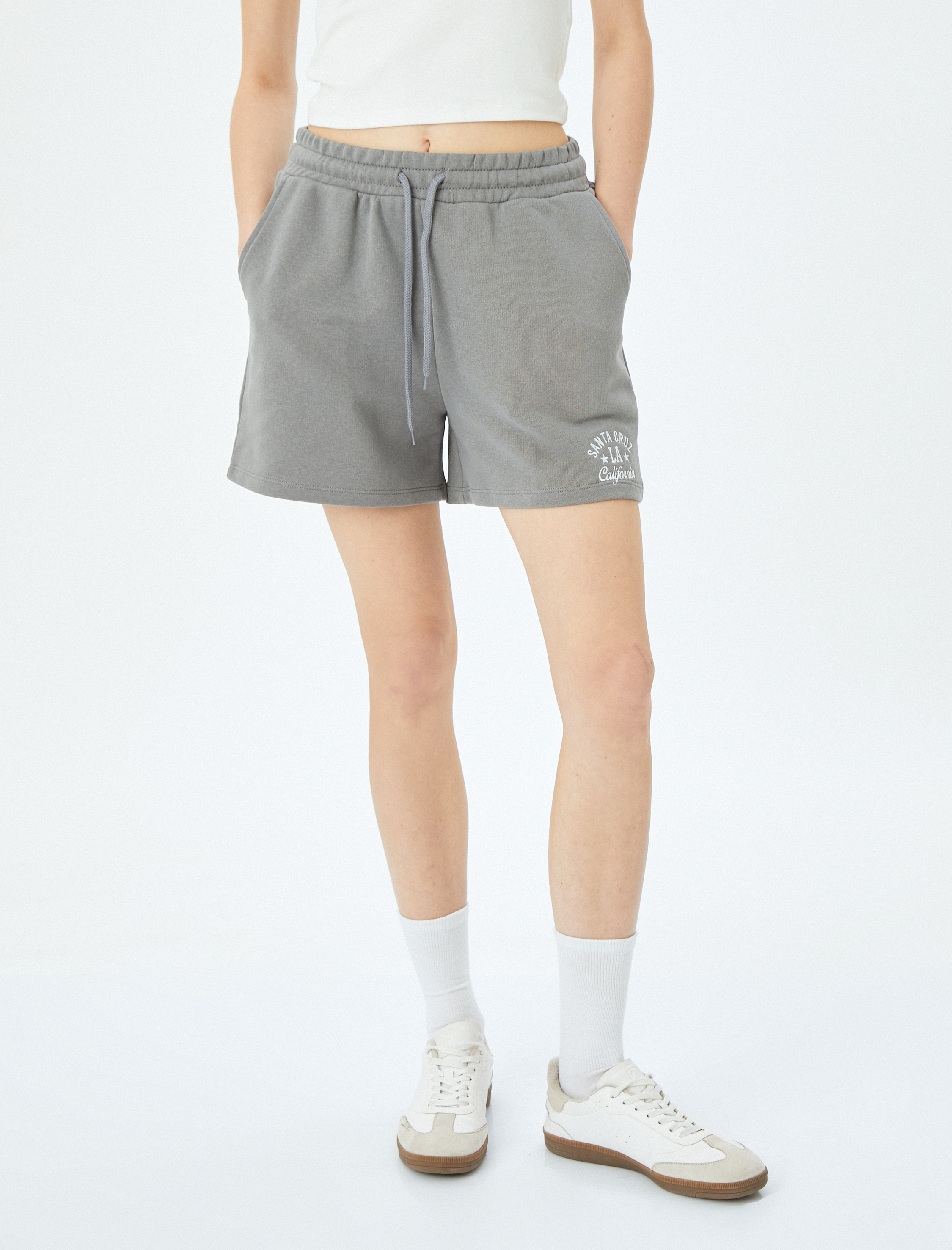   Slogan Nakış Detaylı Beli Bağcıklı Cepli Şort