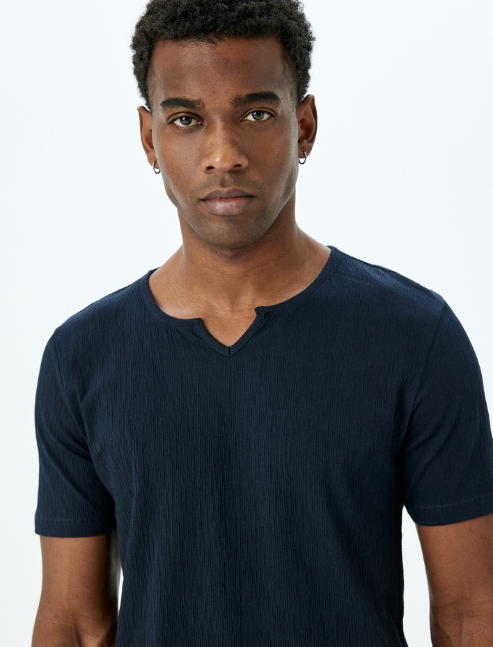  Yaka Detaylı Pamuklu Dokulu Dar Kalıp Kısa Kollu Tişört