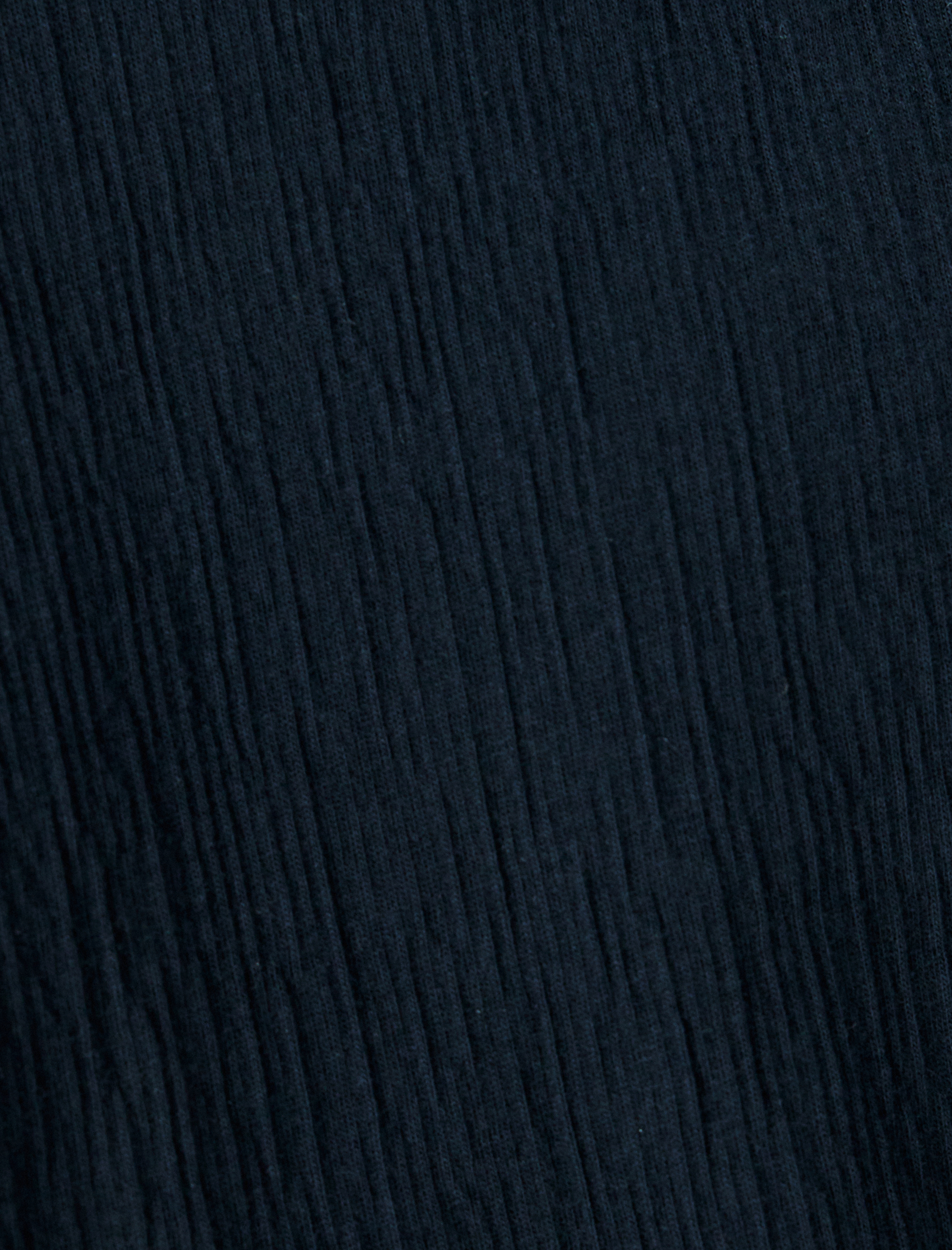   Yaka Detaylı Pamuklu Dokulu Dar Kalıp Kısa Kollu Tişört