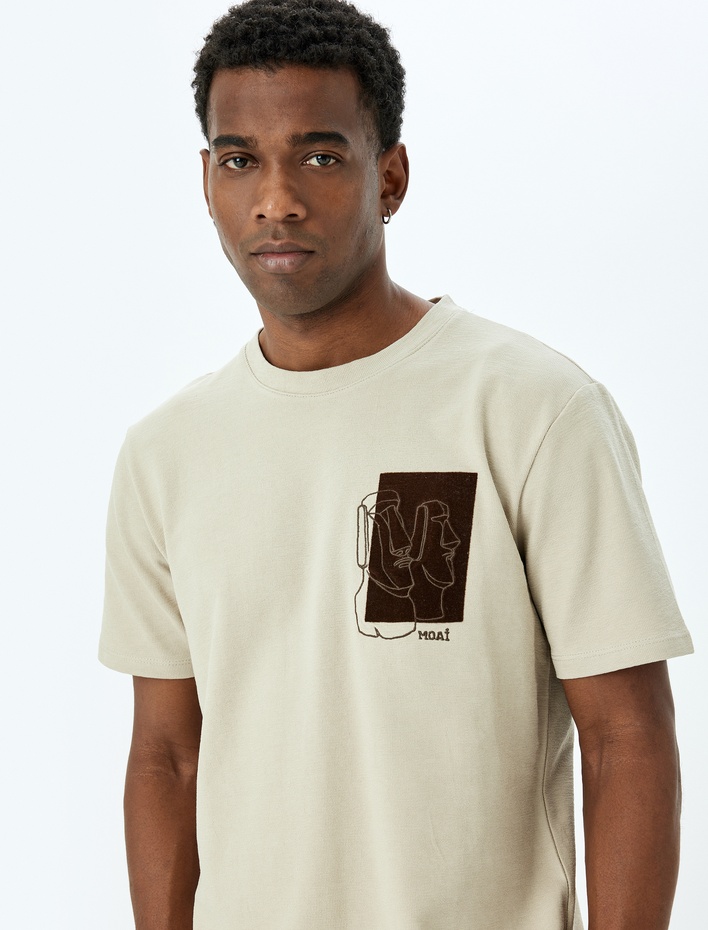  İşleme Detaylı Regular Fit Pamuklu Tok Kumaş Kısa Kollu Bisiklet Yaka Tişört