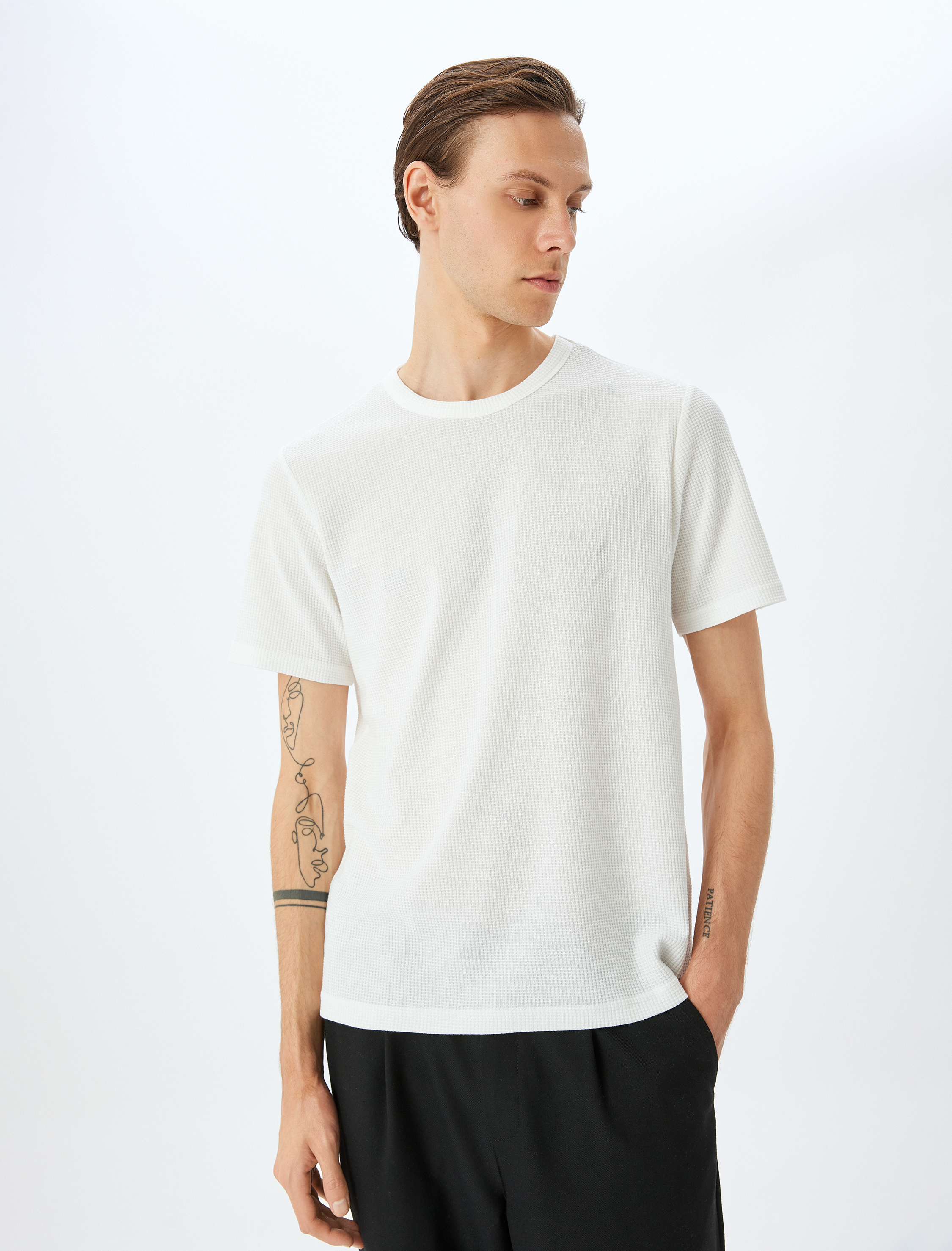   Kısa Kollu Regular Fit Etiket Detaylı Waffle Dokulu Pamuk Karışımlı Bisiklet Yaka Tişört