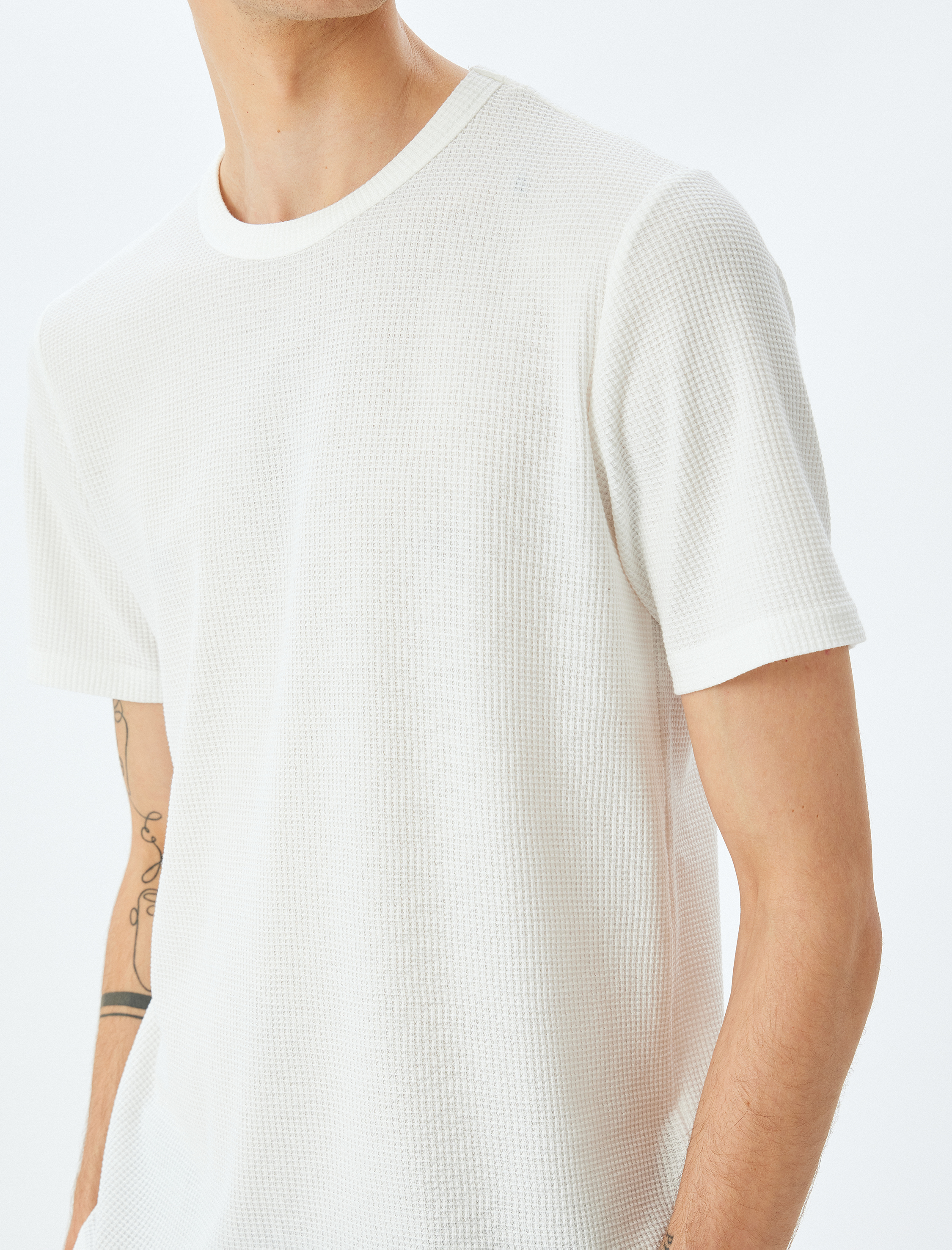   Kısa Kollu Regular Fit Etiket Detaylı Waffle Dokulu Pamuk Karışımlı Bisiklet Yaka Tişört