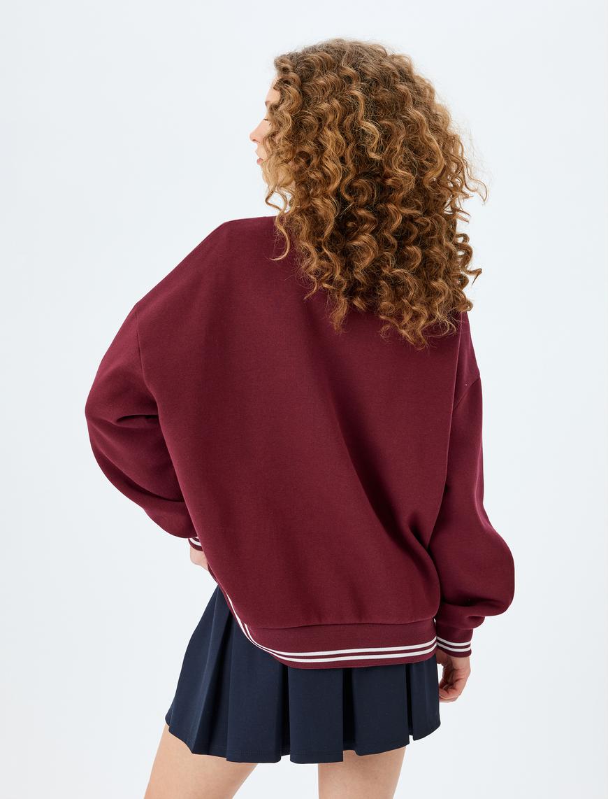   V Yaka Kolej Baskılı Biyeli Şardonlu Oversize Sweatshirt