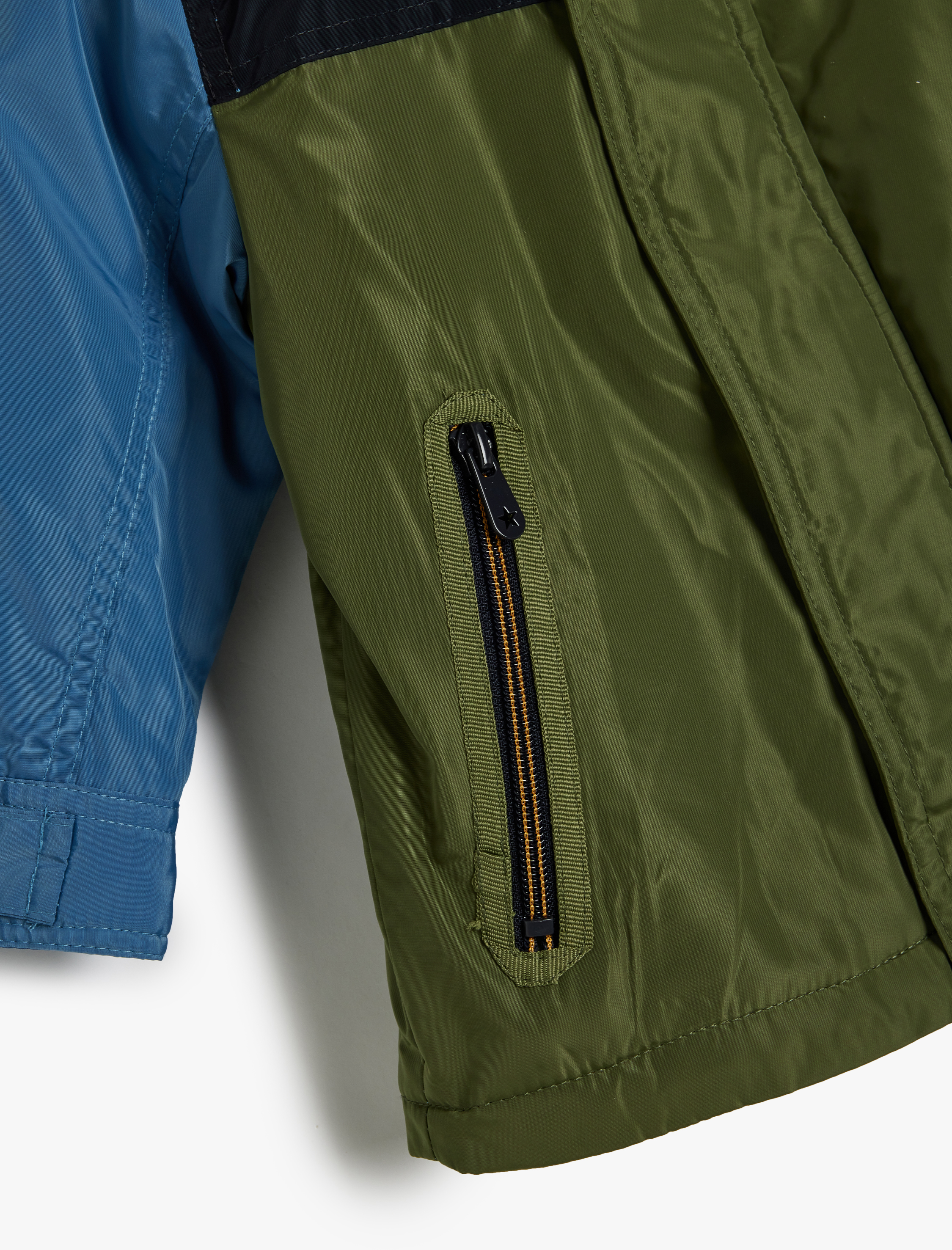  Erkek Bebek Kapşonlu Cepli Peluş Detaylı Mont