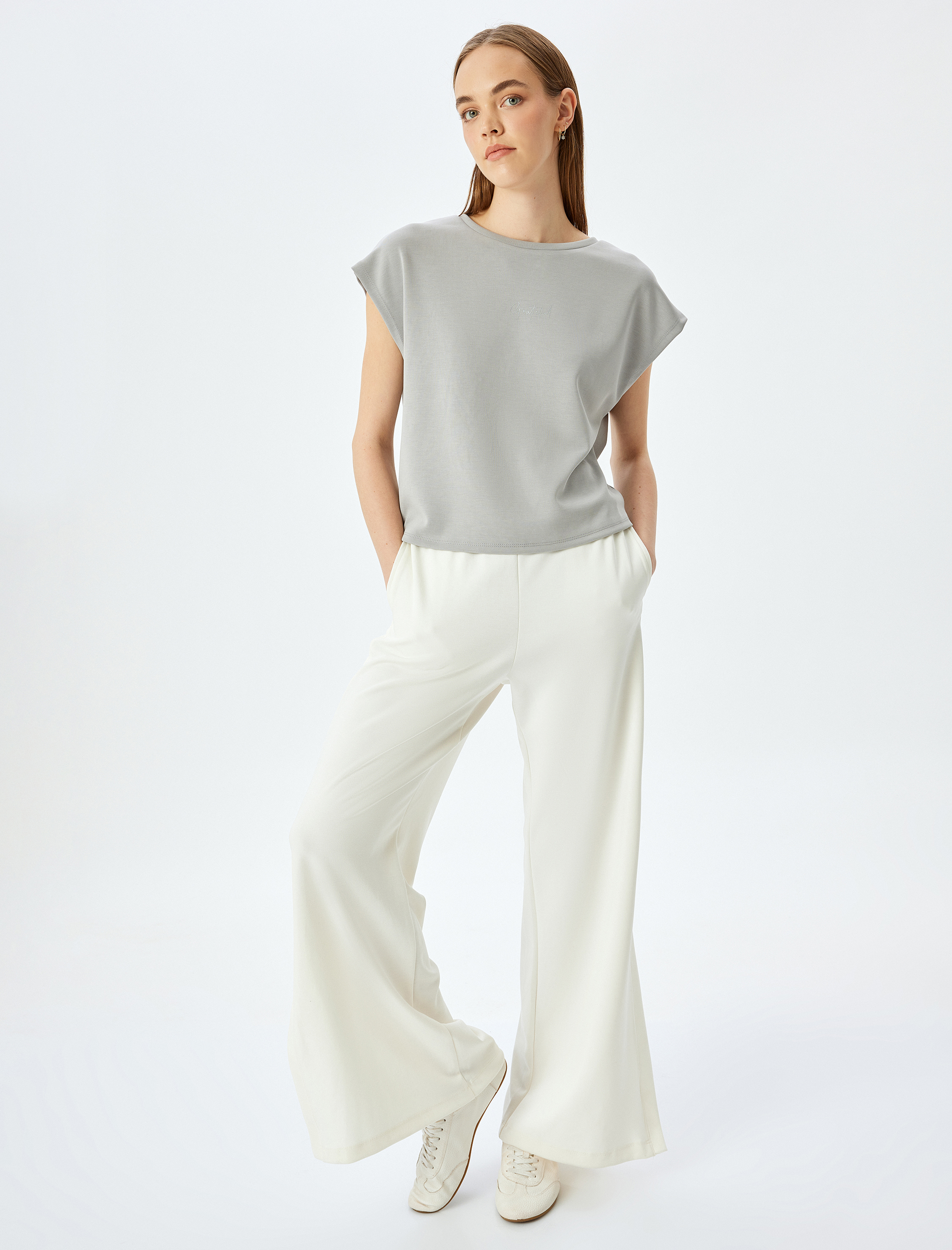   Rahat Kalıp Bisiklet Yaka Sırt Detaylı Modal Spor Tişört