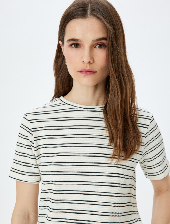  Slim Fit Bisiklet Yaka Kısa Kollu Çizgili Tişört