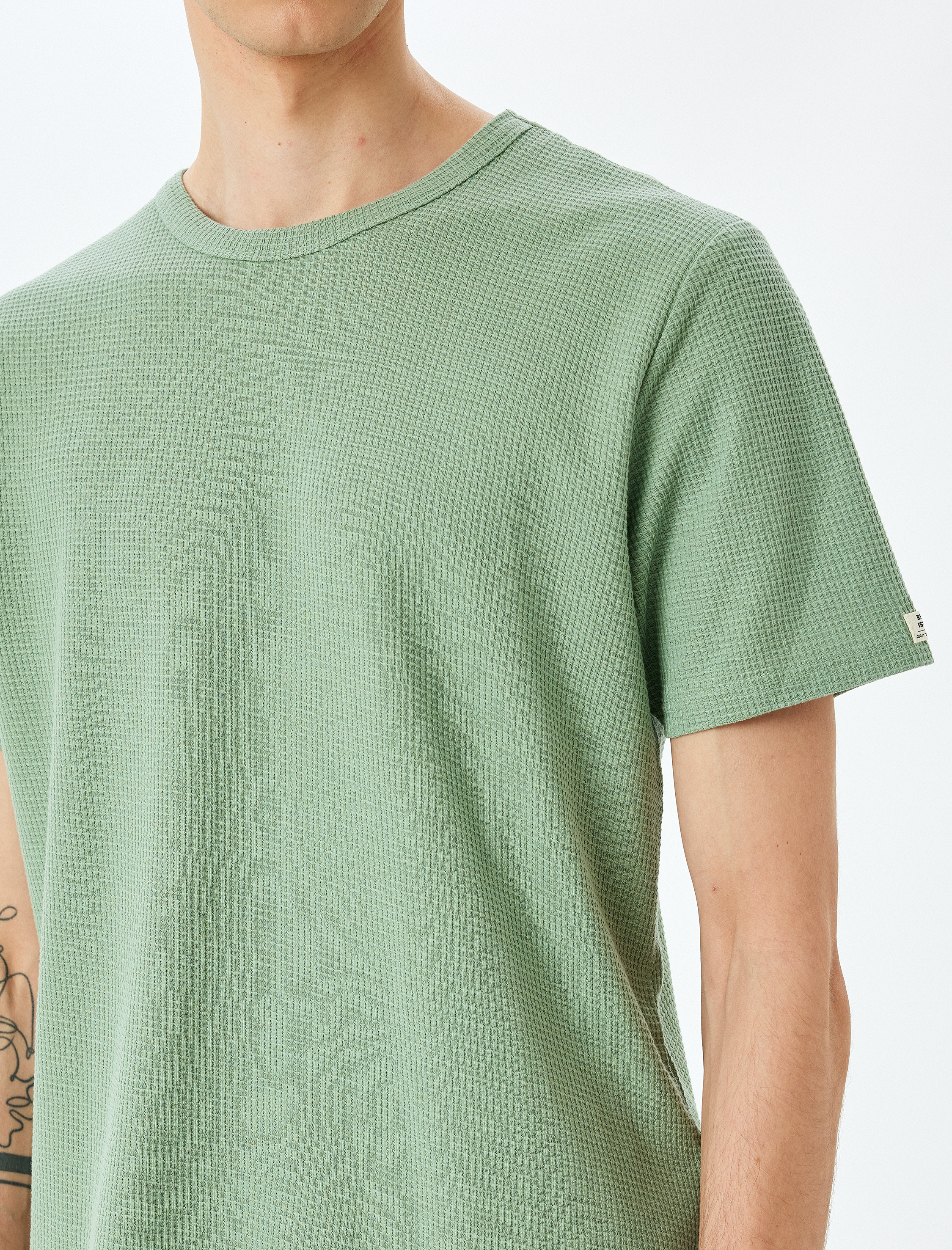   Etiket Detaylı Pamuklu Kısa Kollu Bisiklet Yaka Tişört