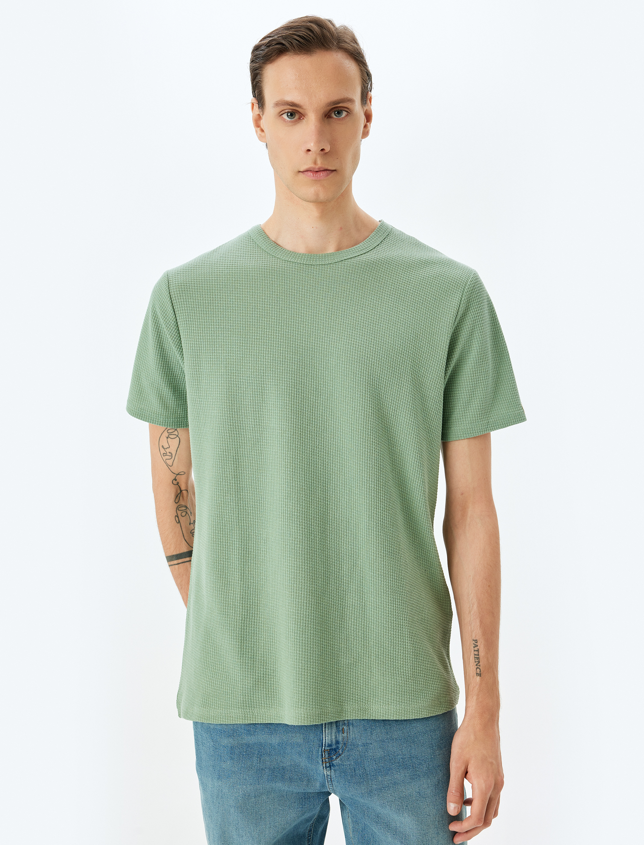   Etiket Detaylı Pamuklu Kısa Kollu Bisiklet Yaka Tişört