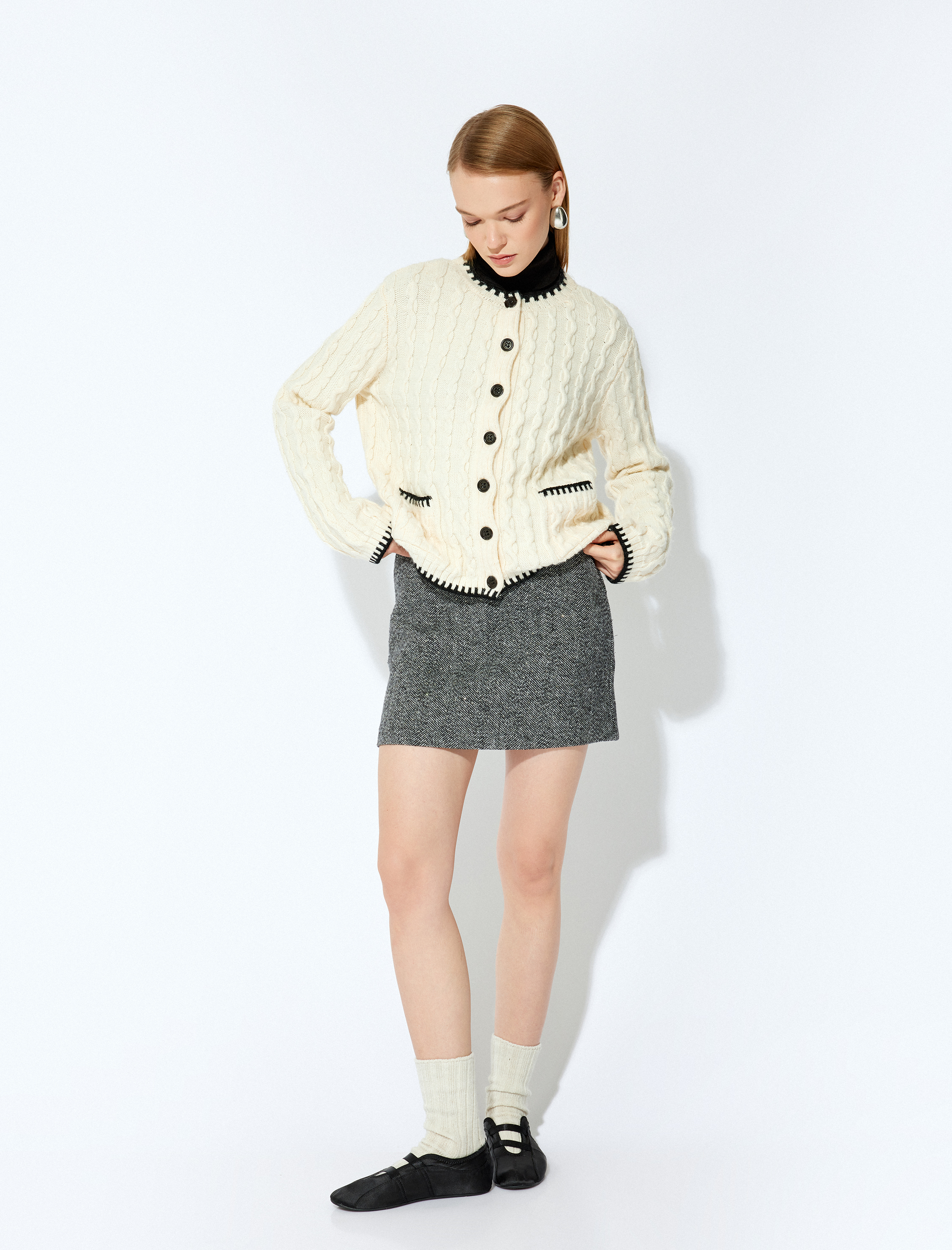   Koton X Şahika Ercümen - Renk Kontrastlı Cepli Düğmeli Uzun Kollu Bisiklet Yaka Saç Örgü Hırka