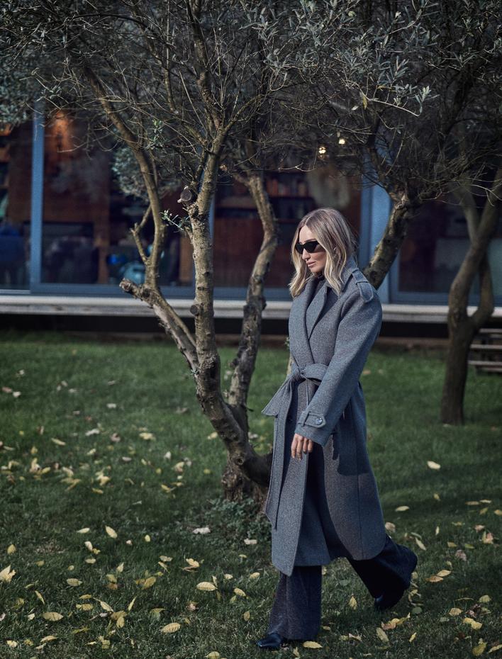  Koton X Şahika Ercümen - Düğmeli Apolet Detaylı Kemerli Cepli Kruvaze Uzun Kaşe Kaban