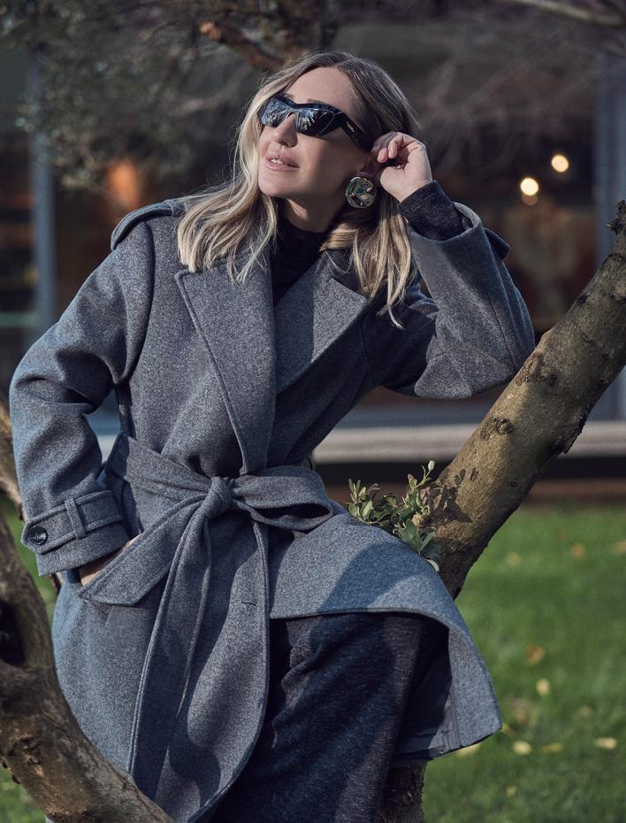  Koton X Şahika Ercümen - Düğmeli Apolet Detaylı Kemerli Cepli Kruvaze Uzun Kaşe Kaban