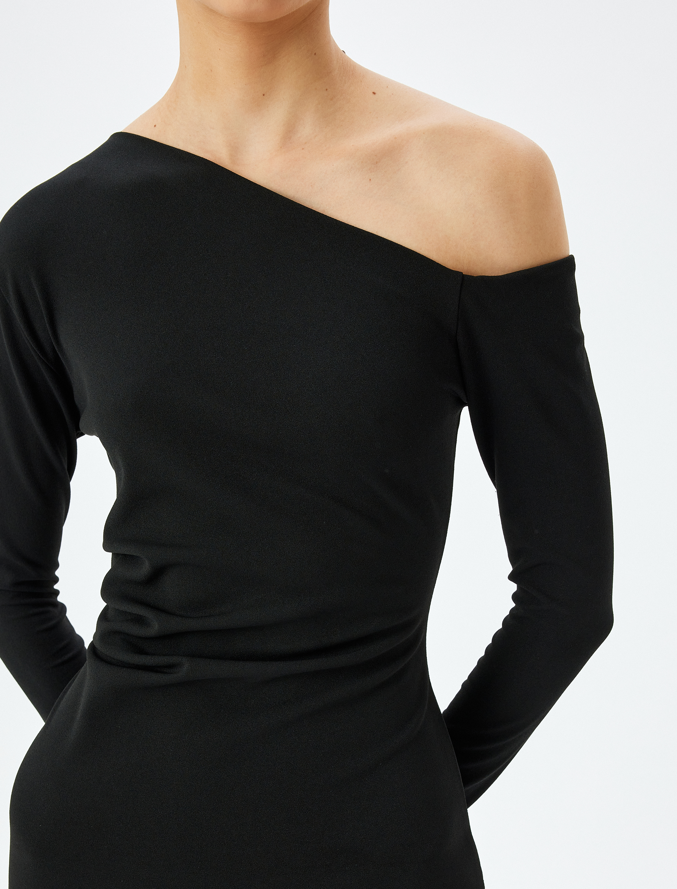 Drape Detaylı Asimetrik Yaka Uzun Kollu Mini Kalem Elbise