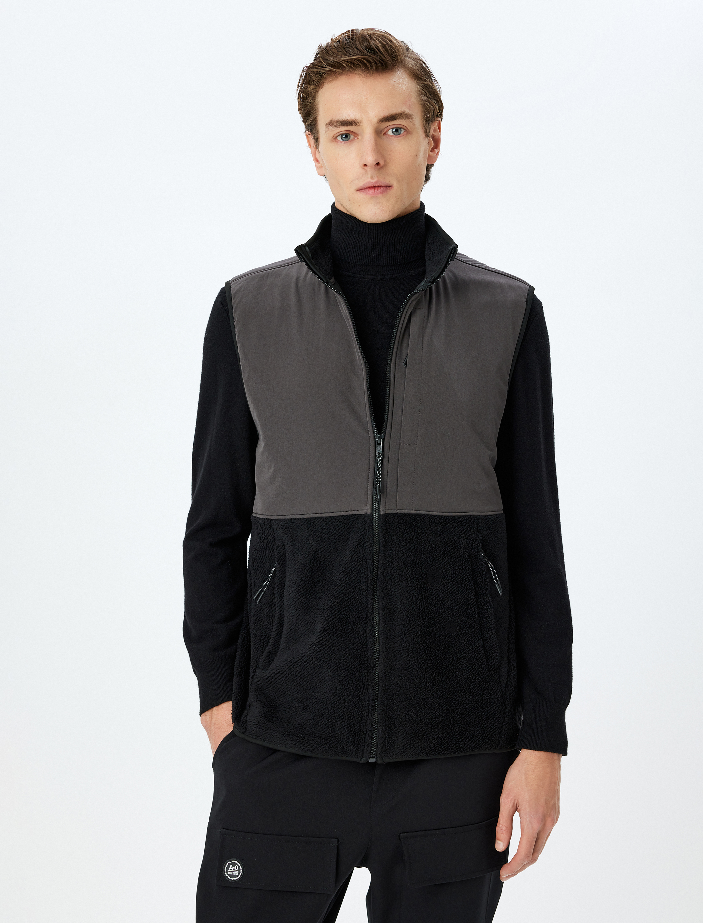 Dik Yaka Fermuarlı Cep Detaylı Renk Kontrastlı Peluş Oversize Spor Yelek