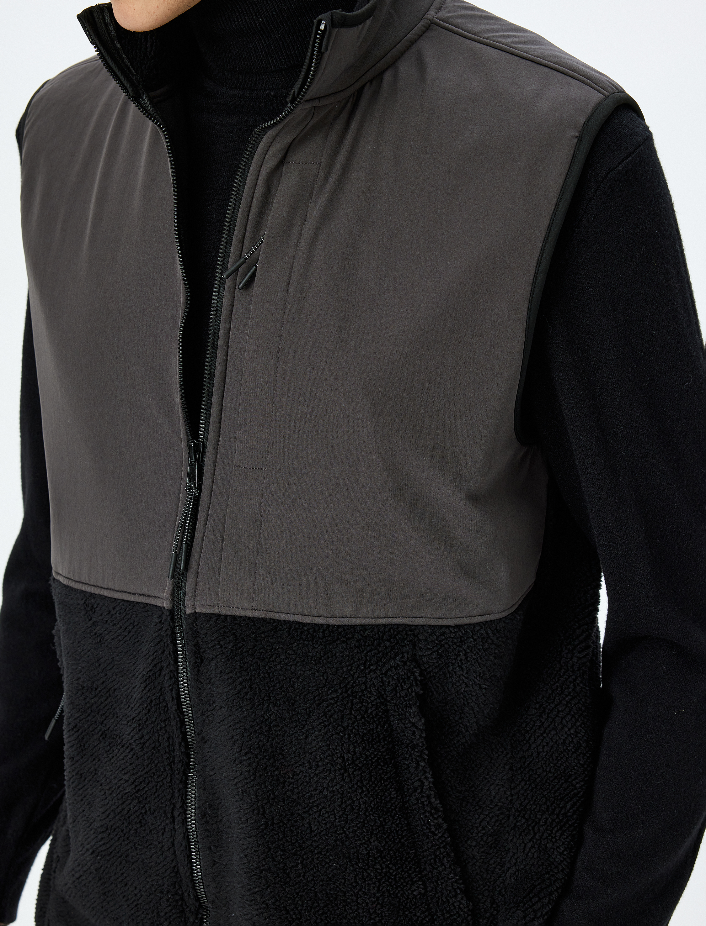 Dik Yaka Fermuarlı Cep Detaylı Renk Kontrastlı Peluş Oversize Spor Yelek