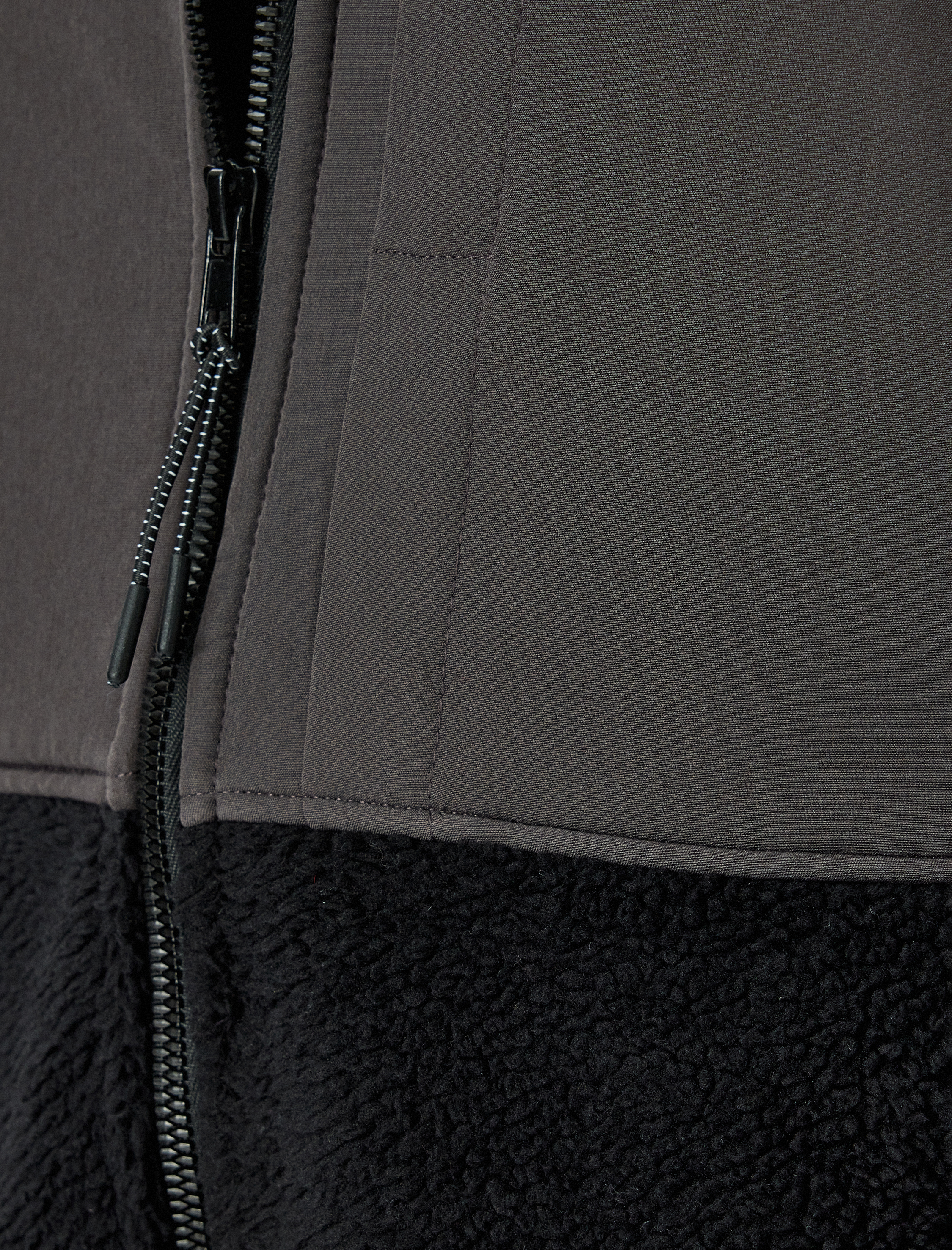 Dik Yaka Fermuarlı Cep Detaylı Renk Kontrastlı Peluş Oversize Spor Yelek