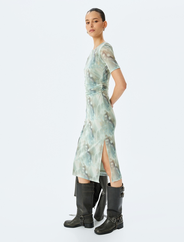  Soyut Desenli Drape Detaylı Kısa Kollu Bisiklet Yaka Slim Midi Boy Elbise