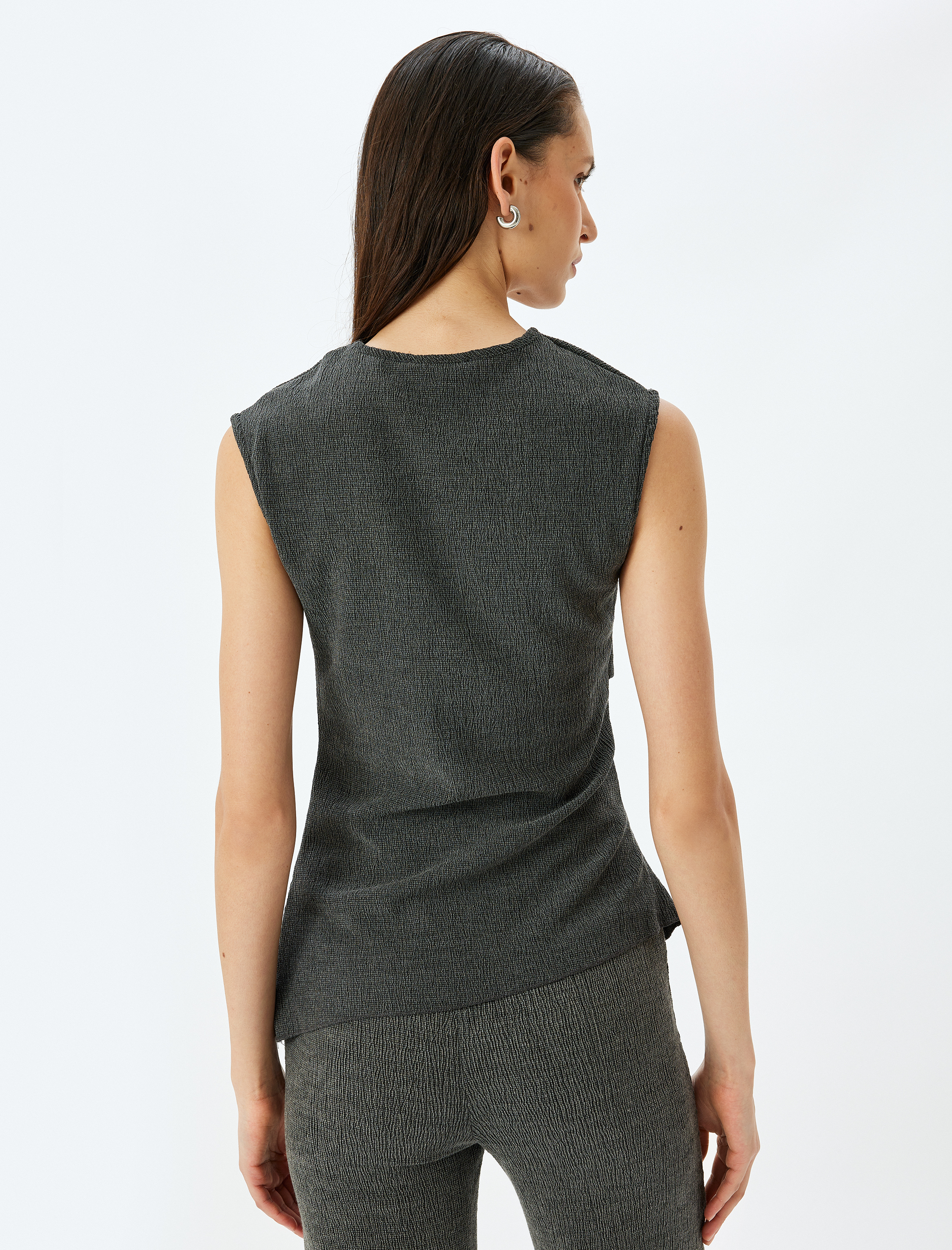   Yuvarlak Yaka Drape Detaylı Asimetrik Kolsuz Tişört