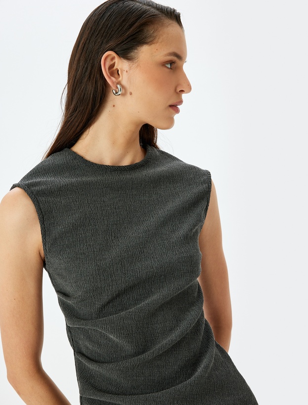 Yuvarlak Yaka Drape Detaylı Asimetrik Kolsuz Tişört_0