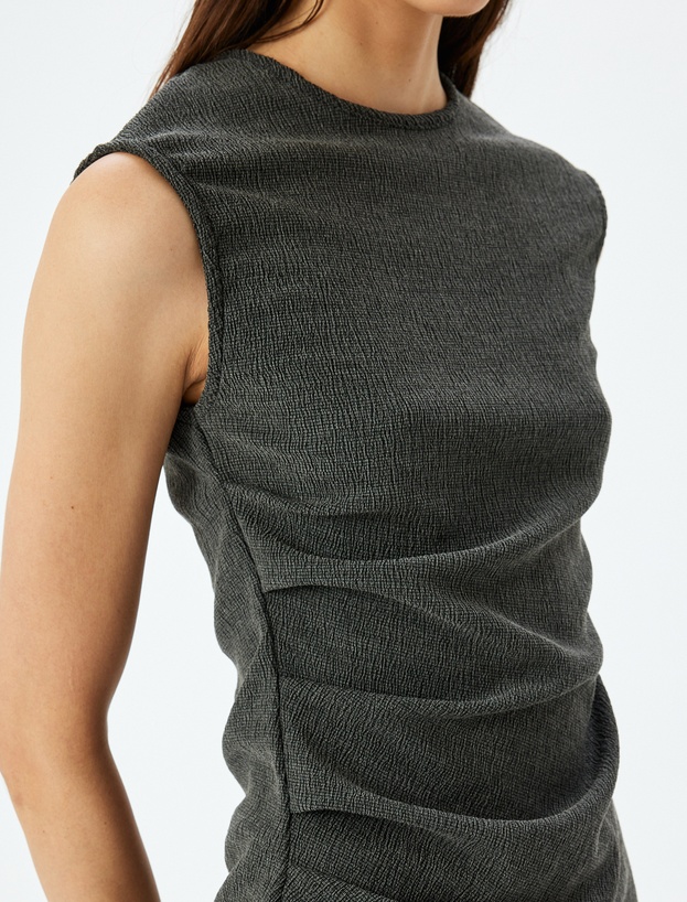 Yuvarlak Yaka Drape Detaylı Asimetrik Kolsuz Tişört_4
