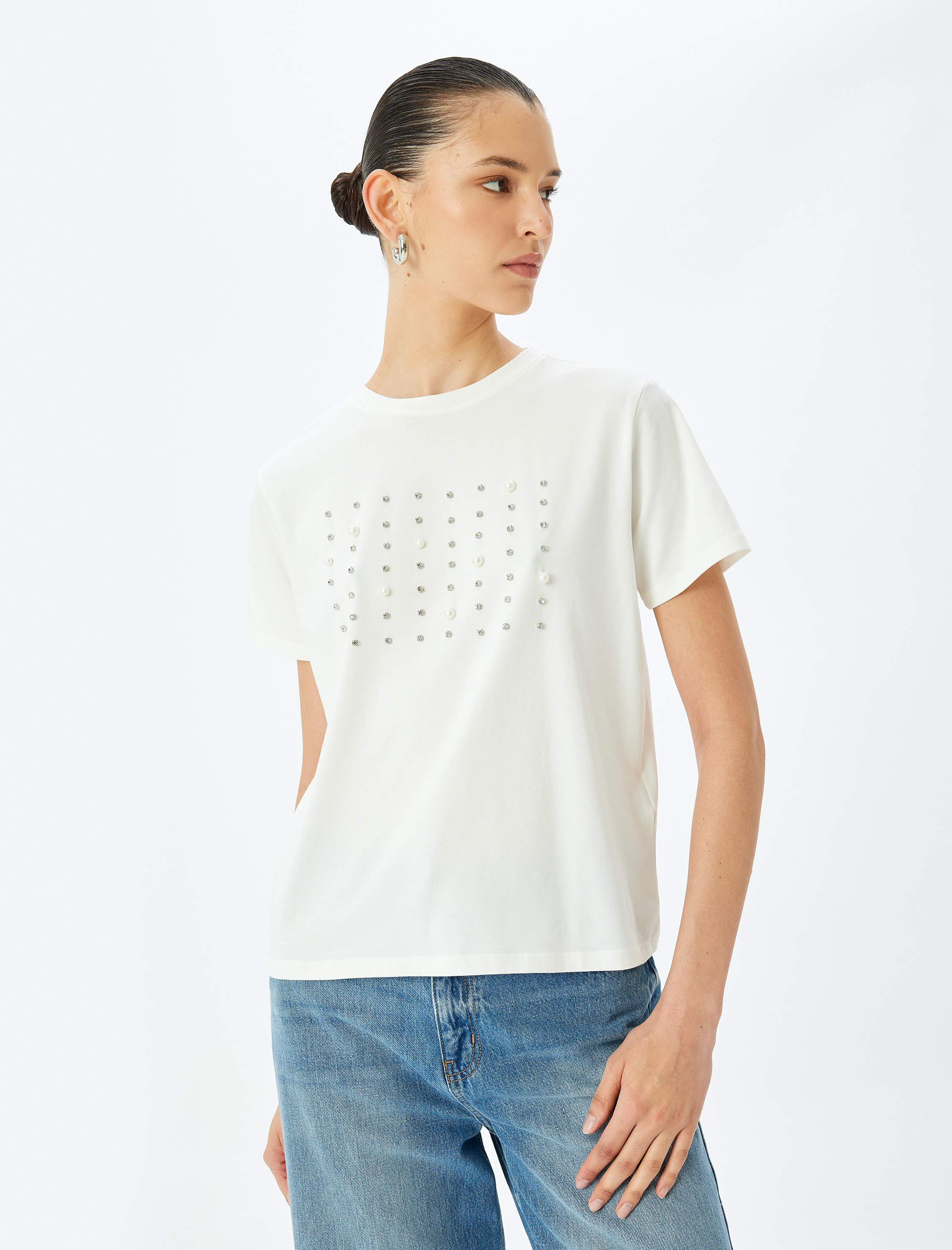   Kısa Kollu Bisiklet Yaka İnci Detaylı Taşlı Tişört