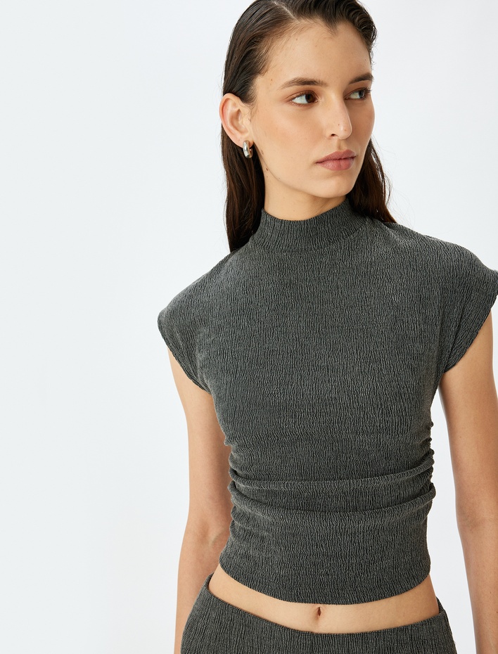  Slim Fit Dokulu Dik Yaka Kolsuz Tişört