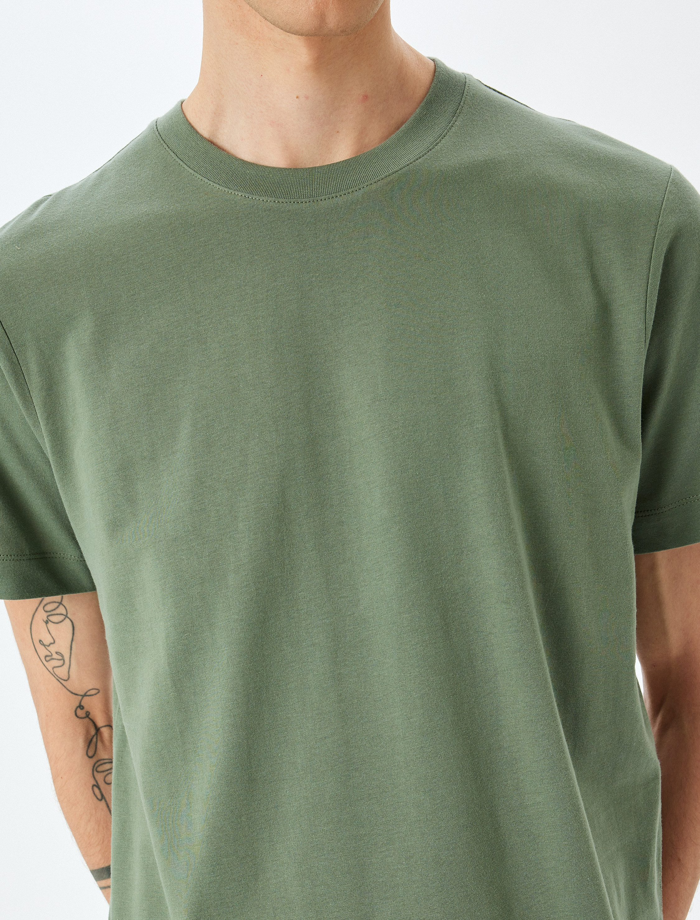   Pamuklu Bisiklet Yaka Regular Fit Kısa Kollu Basic Tişört