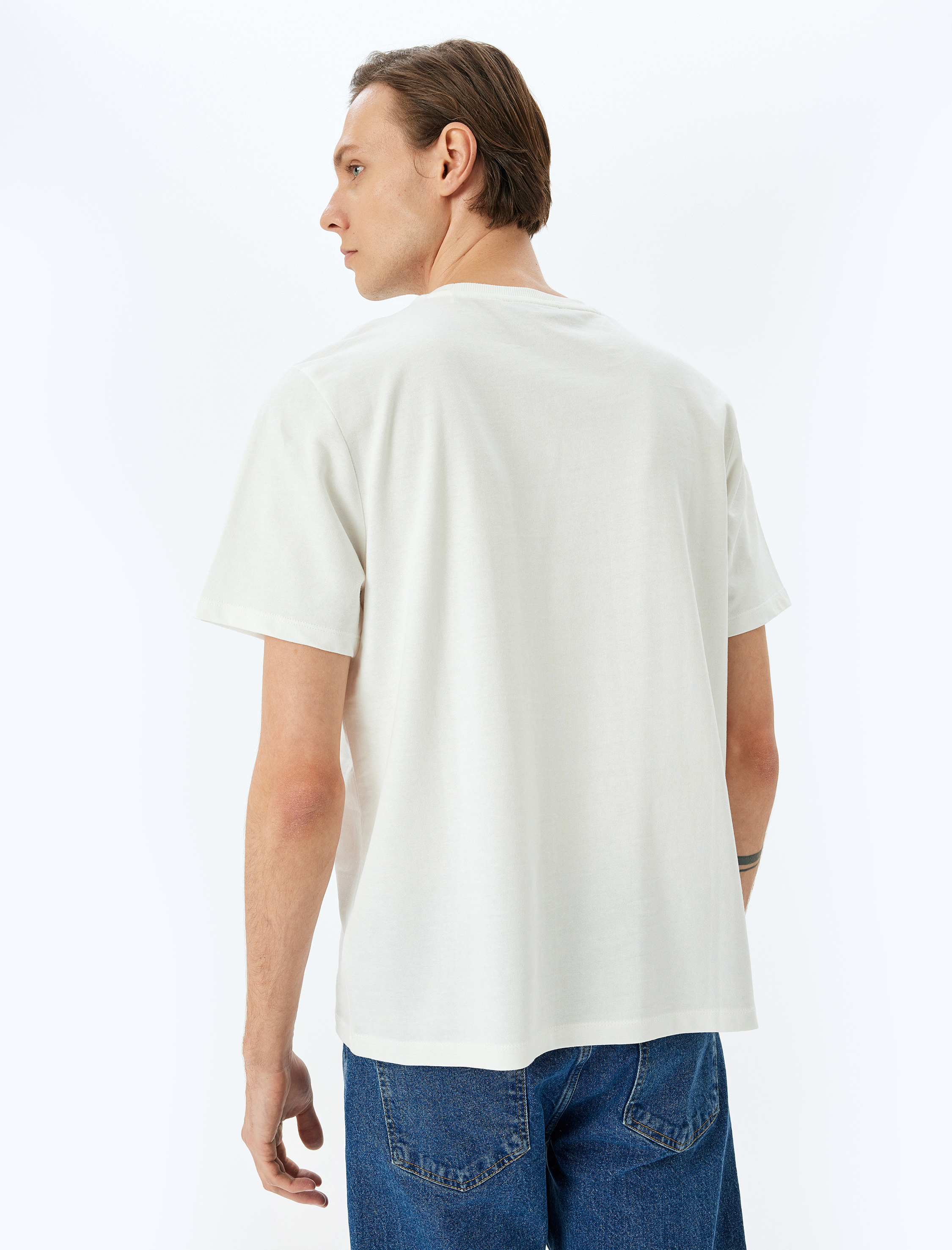   Bisiklet Yaka Regular Fit Pamuklu Tok Kumaş Kısa Kollu Uzak Doğu Baskılı Tişört