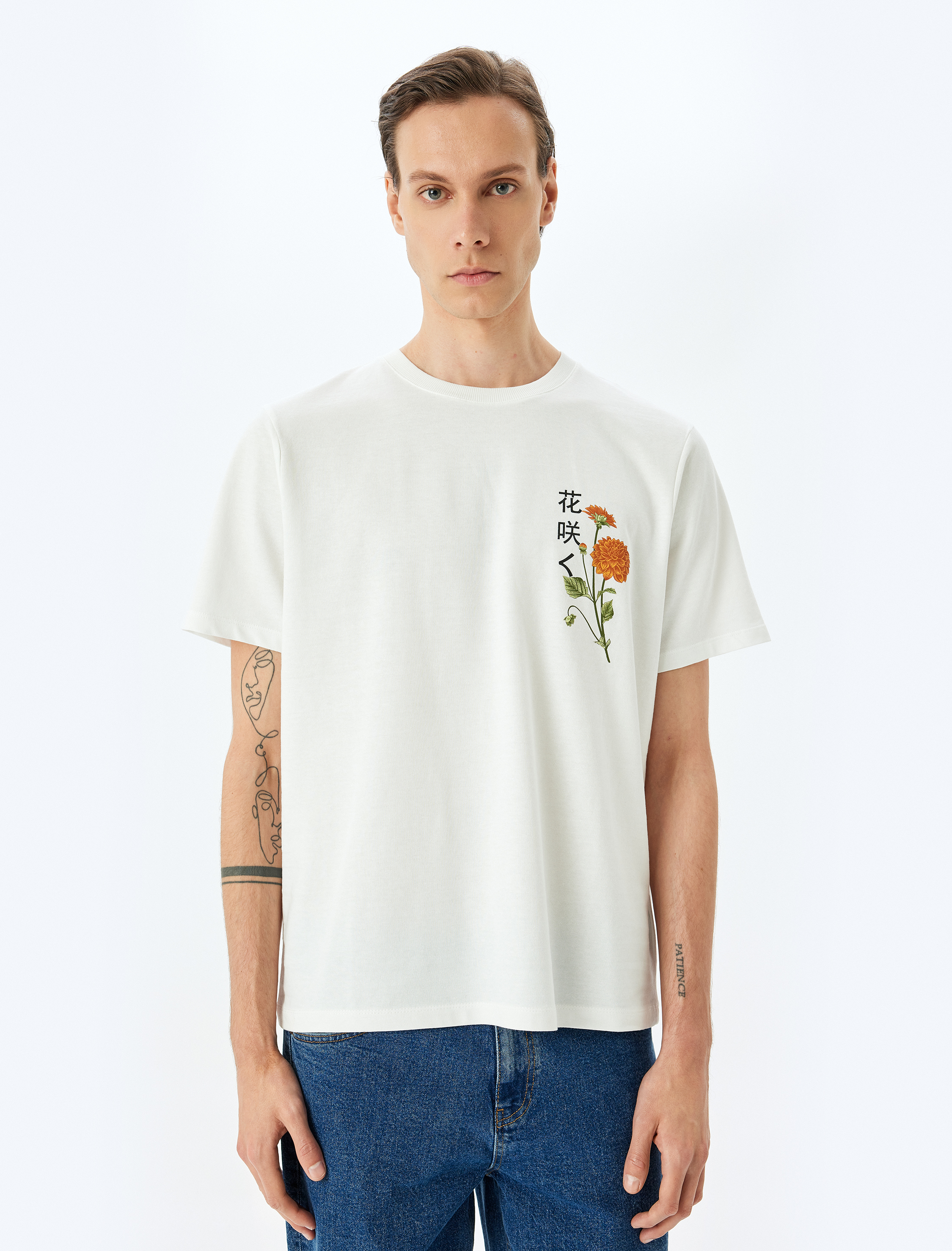   Bisiklet Yaka Regular Fit Pamuklu Tok Kumaş Kısa Kollu Uzak Doğu Baskılı Tişört