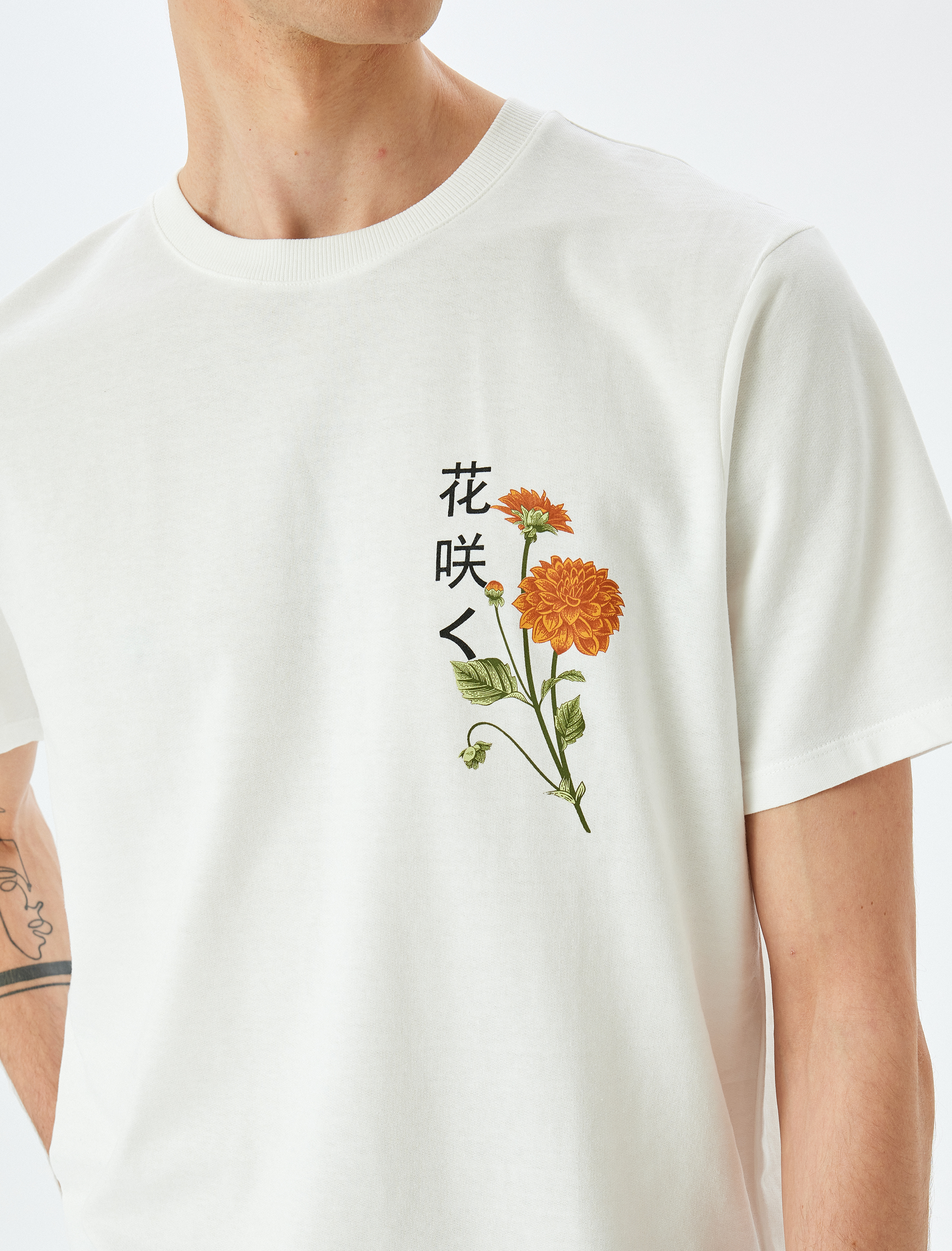   Bisiklet Yaka Regular Fit Pamuklu Tok Kumaş Kısa Kollu Uzak Doğu Baskılı Tişört