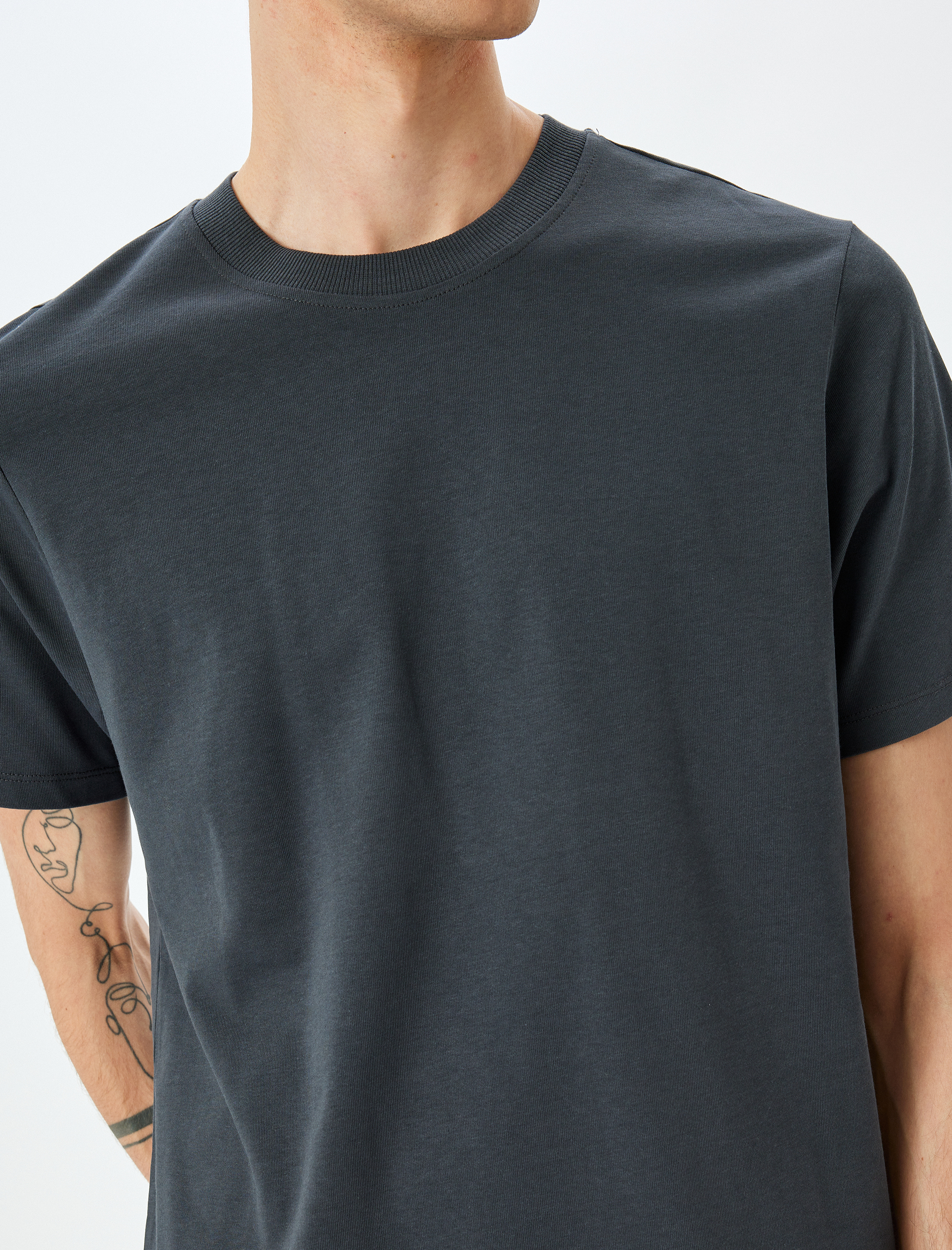   Bisiklet Yaka Pamuklu Tok Kumaş Regular Fit Basic Kısa Kollu Tişört